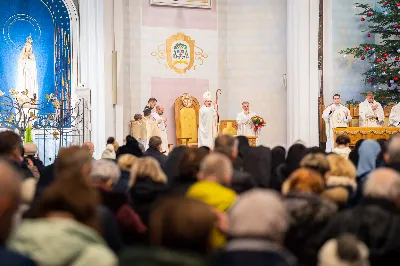 „Nasza wdzięczność jest szczególna wobec osób konsekrowanych za ich czytelne świadectwo wiary i za to, że żyjąc wiarą na co dzień ukazują chrystusowy styl życia” – mówił biskup Jan Wątroba podczas Mszy św. w katedrze rzeszowskiej w święto Ofiarowania Pańskiego. W Eucharystii, z okazji swojego święta patronalnego, uczestniczyły osoby konsekrowane posługujące w diecezji rzeszowskiej.
Mszy św. w katedrze rzeszowskiej przewodniczył bp Jan Wątroba, który modlił się w intencji osób konsekrowanych, przeżywających w święto Ofiarowania Pańskiego (02.02.) swoje święto patronalne. Eucharystię koncelebrował ks. Stanisław Kamiński, wikariusz biskupi ds. zakonnych, a także 9 kapłanów.
Na początku Mszy św. ks. Stanisław Kamiński powitał zebranych i wprowadził w przeżywaną liturgię. Następnie odbył się obrzęd błogosławieństwa świec i procesja z dolnego kościoła do głównej części katedry rzeszowskiej
Homilię wygłosił bp Jan Wątroba, który w pierwszej części, odnosząc się do przeżywanego święta, nawiązał do postawy Matki Najświętszej i św. Józefa. „Maryja uczy nas, że wierność Bogu oznacza wypełnianie prawa Bożego. Ona wypełniła wszystko bez wyjątku. Choć sama nie potrzebowała oczyszczenia, pozostała jednak posłuszna prawu. Skromna, prosta, uboga kobieta, poddana Bogu. W postawie Maryi i Józefa można dostrzec piękną lekcję dla rodziców i wychowawców. Rodzice powinni przedstawiać, czyli zawierzać swoje dzieci Panu Bogu. To jest gest wdzięczności wobec Stwórcy, a także znak wielkiej pokory wobec niełatwej misji rodzicielskiej i wychowawczej. Pełny rozwój człowieka dokonuje się dzięki Bożej łasce, a rodzice powinni się czuć narzędziem Bożej łaski, dlatego powinni często błogosławić swoje dzieci, modlić się za nie i z nimi oraz wciąż na nowo zawierzać je Panu Bogu” – mówił bp Wątroba.
Biskup Rzeszowski odnosząc się do obchodzonego Dnia życia konsekrowanego powiedział: „Trzy elementy wspólnoty: słowo, wierność i otwarcie na Ducha Świętego stanowią istotę życia każdej osoby konsekrowanej. Rozważać słowo Boże, trwać wiernie na modlitwie i być otwartym na to, co Duch Święty chce nam powiedzieć, to wypełnić powołanie do życia konsekrowanego, a jednocześnie wyznać wiarę w Kościół Chrystusowy. Nasza wdzięczność jest szczególna wobec osób konsekrowanych za ich czytelne świadectwo wiary i za to, że żyjąc wiarą na co dzień ukazują chrystusowy styl życia. Towarzyszą nam przez swoją pełną zatroskania miłosierną obecność, ale także przez milczącą obecność przepełnioną modlitwą w intencjach Kościoła, świata, a także poszczególnych osób i wspólnot”.
Po homilii osoby konsekrowane zgromadzone w katedrze odnowiły swoje przyrzeczenia.
Na zakończenie liturgii s. Agata Jakieła CSFN, referentka diecezjalna ds. życia konsekrowanego, podziękowała bp. Janowi Wątrobie za przewodniczenie liturgii i modlitwę w intencji osób życia konsekrowanego.
W Eucharystii w rzeszowskiej katedrze uczestniczyło prawie 100 osób życia konsekrowanego, a pośród nich ojcowie i bracia zakonni, siostry zakonne, wdowy i dziewice konsekrowane oraz członkowie instytutów świeckich. Śpiewy podczas liturgii wykonała Katedralna Schola Liturgiczna pod dyrekcją ks. Juliana Wybrańca, a przy organach zasiadł katedralny organista – Wiesław Siewierski. 

fot. Jola Warchoł