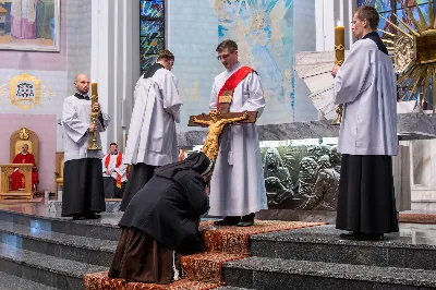 Liturgia Męki Pańskiej rozpoczęła się od procesji wejścia w zupełnej ciszy i gestu prostracji – pokornego padnięcia twarzą do ziemi głównego celebransa – Biskupa Rzeszowskiego Jana Wątroby. Drugim etapem nabożeństwa była Liturgia Słowa. Jej centrum stanowiła Męka Pańska w relacji wg św. Jana – odśpiewana przez ks. Juliana Wybrańca, kl. Dawida Piroga oraz kl. Karola Baraniewicza, z partiami tłumu wykonanymi przez Katedralny Chór Chłopięco-Męski Pueri Cantores Resovienses (tenory i basy), pod dyrekcją ks. dra Andrzeja Widaka we współpracy z Angelą Pacutą i Edytą Kotulą, dyrygentkami chóru.

W homilii bp Jan Wątroba zapraszał do odczytania na nowo sensu krzyża Jezusa i Jego Orędzia.

Trzecią częścią liturgii była adoracja krzyża. W pierwszej kolejności krzyż adorowali poprzez ucałowanie: Ksiądz Biskup, księża z Wyższego Seminarium Duchownego w Rzeszowie, księża katedralni oraz siostry zakonne. Następnie hołd krzyżowi oddali wszyscy wierni, wpatrując się w krzyż trzymany przez ks. Krzysztofa Gołąbka, proboszcza katedry.

Ostatnią częścią liturgii był obrzęd Komunii św. zakończony przeniesieniem Pana Jezusa w monstrancji do tzw. Bożego grobu. W tym roku dekoracja grobu nawiązuje do przeżywanego roku duszpasterskiego pt. „Wierzę w Kościół Chrystusowy”. Projekt autorstwa ks. Pawła Wójcika, wikariusza katedralnego, zachęca do pogłębienia relacji z Jezusem i jak wzywa napis umieszczony na grobie do „zakorzenienia w Kościele Chrystusa”.
fot. Joanna Prasoł 