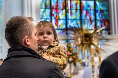 6 kwietnia 2023 r. o godz. 18.00 w Katedrze Rzeszowskiej rozpoczęła się Msza Wieczerzy Pańskiej, której przewodniczył bp Jan Wątroba. W koncelebrze uczestniczyli głównie księża z Parafii Katedralnej i z Wyższego Seminarium Duchownego w Rzeszowie. Po Komunii św. Najświętszy Sakrament przeniesiono do kaplicy adoracji zwanej "ciemnicą" przygotowaną w dolnym kościele Katedry. Podczas liturgii śpiewał Katedralny Chór Chłopięco-Męski "Pueri Cantores Resovienses" pod dyrekcją Edyty Kotuli oraz Angeli Pacuty.
fot. Joanna Prasoł