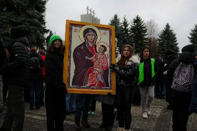 W niedzielę, 26 listopada 2023 r., w uroczystość Jezusa Chrystusa Króla Wszechświata obchodzony jest Światowy Dzień Młodzieży, a także jest to święto patronalne Akcji Katolickiej i Katolickiego Stowarzyszenia Młodzieży. Świętowanie przebiegało pod hasłem „Królewska Uczta”.

Celebrację uroczystości Jezusa Chrystusa Króla Wszechświata i 38. Światowego Dnia Młodzieży w diecezji rozpoczęła Msza Święta w naszej Katedrze, której przewodniczył bp Jan Wątroba. Eucharystię koncelebrowało kilkudziesięciu księży, głównie asystentów oddziałów Akcji Katolickiej, Katolickiego Stowarzyszenia Młodzieży i duszpasterzy młodzieży.

Po homilii 40 młodych z różnych parafii złożyło przyrzeczenie, poprzez które zostali włączeni w szeregi Katolickiego Stowarzyszenia Młodzieży. Kandydaci przed sztandarem KSM, wobec bp. Wątroby, wypowiedzieli rotę przysięgi: Uroczyście przyrzekam pracować nad sobą, aby móc całym życiem wiernie służyć Bogu, Kościołowi i Ojczyźnie, czynić dobro ludziom, być dobrym członkiem Katolickiego Stowarzyszenia Młodzieży.

Po Komunii Świętej bp Wątroba wręczył nominacje 15 nowym prezesom parafialnych oddziałów Akcji Katolickiej. Na czteroletnią kadencję zostali powołani: Zofia Marszałek – Będziemyśl, Maria Cieśla – Brzeziny, Augustyn Rębisz – Górno, Stanisława Głowaty – Jasło, Jerzy Nowak – Jasło, Teresa Tokarz – Lipinki, Mariusz Żarów – Lutoryż, Zofia Skóra – Niedźwiada, Renata Maternia – Rzeszów, Beata Korczyńska – Rzeszów, Alina Dyrak – Rzeszów, Danuta Tłuczek – Siedliska, Janusz Kochański – Terliczka, Maria Szybkowska – Tyczyn i Jadwiga Nowak – Ustrobna.

Na zakończenie Eucharystii Jeremi Kalkowski, prezes DIAK wraz z przedstawicielami wspólnot podziękowali bp. Wątrobie i kapłanom za towarzyszenie świeckim w duchowym rozwoju.

Za organizację wydarzeń w kościele katedralnym był odpowiedzialny ks. Stanisław Potera, asystent Diecezjalnego Instytutu Akcji Katolickiej oraz ks. Tomasz Ryczek, diecezjalny duszpasterz młodzieży i diecezjalny asystent KSM.

Po Eucharystii młodzież zgromadzona w katedrze w przemarszu ulicami miasta udała się do Uniwersytetu Rzeszowskiego, gdzie odbywa się druga część obchodów 38. Światowego Dnia Młodzieży. 

fot. Piotr Szorc