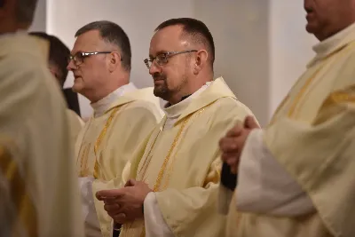 W liturgiczne wspomnienie św. Jana Apostoła (27 grudnia) w katedrze rzeszowskiej celebrowano Eucharystię, której przewodniczył bp Jan Wątroba. Mszę św. koncelebrował abp Edward Nowak, bp Edward Białogłowski, a także ok. 60 kapłanów, którzy wraz z przedstawicielami wspólnot, stowarzyszeń i instytucji modlili się w intencji Biskupa Rzeszowskiego z okazji jego imienin.
Homilię wygłosił ks. Janusz Kosior, proboszcz parafii pw. św. Jadwigi Królowej w Rzeszowie.
Na zakończenie Mszy św. bp Jan Wątroba podziękował za modlitwę i życzenia. 
fot. ks. Jakub Oczkowicz
