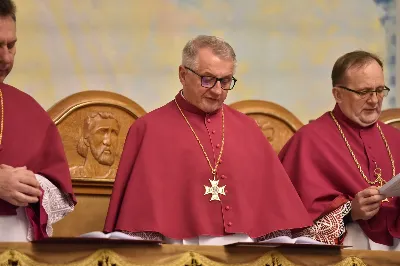 W Katedrze Rzeszowskiej podczas I Nieszporów Uroczystości św. Józefa Oblubieńca NMP odbył się obrzęd instalacji nowych kanoników Kapituły Katedralnej w Rzeszowie. Liturgii Nieszporów przewodniczył ks. Krzysztof Gołąbek, proboszcz Katedry i prepozyt Kapituły Katedralnej, który wygłosił również homilię. Uroczystości rozpoczęły się od odczytania przez ks. Gołąbka dekretu bp. Jana Wątroby o włączeniu nowych członków do grona Kapituły. Następnie nowi kanonicy złożyli wyznanie wiary oraz przysięgę wierności przy obejmowaniu urzędu wykonywanego w imieniu Kościoła.

Do grona kanoników katedralnych dołączyli: ks. dr Paweł Synoś – Wikariusz Biskupi do spraw duchowieństwa diecezjalnego, ks. Prałat dr Piotr Tarnawski – Sekretariat Stanu Stolicy Apostolskiej, ks. dr Marek Story – Dykasteria Nauki Wiary w Watykanie, ks. dr Stanisław Kamiński – Wikariusz Biskupi do spraw życia konsekrowanego, proboszcz Parafii św. Józefa w Głogowie Małopolskim, ks. kanonik Stanisław Jamiński – proboszcz Parafii NNMP w Rzeszowie – Staroniwa, ks. kanonik Tadeusz Pindara – proboszcz Parafii Matki Bożej Częstochowskiej w Rzeszowie, ks. dr Przemysław Drąg – proboszcz Parafii pw. Trójcy Przenajświętszej w Głogowie Małopolskim.

W diecezji rzeszowskiej istnieje kapituła katedralna i cztery kapituły kolegiackie: biecka, jasielska, kolbuszowska i strzyżowska. Historycznie kanonicy byli księżmi stanowiącymi grupę skupioną wokół biskupa miejsca, których zadaniem było pomaganie mu w zarządzaniu lokalnym Kościołem. Obowiązani byli określoną regułą, czyli kanonem praw, stąd właśnie pochodzi nazwa kanonik.

Poszczególne kapituły mają swoje charakterystyczne stroje, którymi wyróżniają się od pozostałych duchownych. Strojem kanoników kapitulnych jest sutanna z obszywkami i guzikami koloru fioletowego, pas fioletowy, następnie rokieta, mucet (fioletowa pelerynka) lub mantolet oraz łańcuch z dystynktorium. Fot. ks. Jakub Oczkowicz