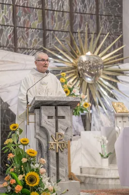 "Gwiazdo śliczna, wspaniała, o fatimska Maryja! Do Ciebie się uciekamy, o Maryjo, Maryjo!" Słowami tej pieśni licznie zgromadzeni w katedralnej świątyni wierni rozpoczęli kolejne w tym roku uroczyste nabożeństwo fatimskie. Wrześniowej modlitwie przewodniczyła parafia pw. Św. Michała Archanioła w Rzeszowie. Wielu parafian przybyło do Katedry w pieszej pielgrzymce pod przewodnictwem księdza Czesława Matuły. Przed Mszą Świętą, przy figurze Pani Fatimskiej, dk. Marcin Murawski odczytał liczne prośby i podziękowania do Matki Bożej. Uroczystej Eucharystii przewodniczył oraz Słowo Boże wygłosił proboszcz parafii pw. Św. Michała Archanioła w Rzeszowie - ks. Michał Bator. Kaznodzieja ukazał wartość i moc modlitwy. Za wzór postawił setnika, który spotyka się z czułym Jezusem. Tak jak Bóg znał potrzeby setnika, tak samo zna i nasze potrzeby i problemy. Jednak, jak przypomniał ks. Michał, każdy z nas musi przyjąć postawę setnika: uznać swój grzech i swoją niemoc. Wtedy Bóg będzie mógł działać w naszym życiu. W dalszej części homilii kaznodzieja przypomniał sylwetkę błogosławionej matki Elżbiety Czackiej, będącej dla nas wzorem cierpliwości i oczekiwania. Potrzebujemy czasu, aby łaska Boża przemieniła nasze serce – przypomniał kaznodzieja. Ta cierpliwość pomaga odkrywać Boży plan na nasze życie. Po zakończeniu Eucharystii wszyscy zgromadzeni wyruszyli w procesji różańcowej z figurą Matki Bożej Fatimskiej oraz relikwiami błogosławionych Hiacynty i Franciszka. Wierni prosili, aby Boże słowo wypełniało się w ich codzienności. Tej części nabożeństwa przewodniczył ks. Jakub Oczkowicz wraz z przedstawicielami parafii pw. Św. Michała Archanioła. Wspólną modlitwę zakończyło odśpiewanie Apelu Jasnogórskiego oraz adoracja Najświętszego Sakramentu. Na koniec ks. Krzysztof Gołąbek – proboszcz Katedry, dziękując wszystkim za obecność i wspólne czuwanie przy Matce Bożej, zaprosił na ostatnie w tym roku, październikowe nabożeństwo fatimskie.  fot. Małgorzata Ryndak