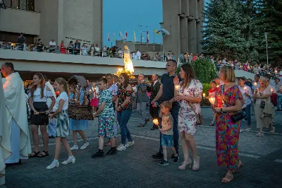 W niedzielę 13 sierpnia przeżywaliśmy kolejne w tym roku Nabożeństwo Fatimskie. O godz. 18.40 zostały przedstawione prośby i podziękowania do Matki Bożej Fatimskiej, w intencji których sprawowana była także Msza Święta. Eucharystii przewodniczył ks. Piotr Fortuna (proboszcz parafii Rzeszów-Matysówka), homilię zaś wygłosił ks. Jan Pyziak (proboszcz parafii Rzeszów-Matysówka w latach 1985-2018). Po Mszy Świętej wyruszyła procesja z figurą Matki Bożej, podczas której modlitwę różańcową prowadzili przedstawiciele parafii Rzeszów-Zalesie wraz ze swoim duszpasterzem ks. Łukaszem Jaskiem. Modlitwę ubogaciła obecność Orkiestry Dętej pod dyrekcją Tadeusza Cielaka. Nabożeństwo zakończył Apel Jasnogórski. fot. Joanna Prasoł