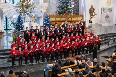 W niedzielę 22 stycznia 2023 r. podczas Mszy Świętej o godz. 12.00 posługę muzyczną podjął nasz Katedralny Chór Chłopięco-Męski „Pueri Cantores Resovienses” pod dyrekcją Edyty Kotuli oraz Angeliki Pacuty. Po Eucharystii miał miejsce koncert Chóru, w którego programie znalazł się bogaty repertuar kolęd, pastorałek i bożonarodzeniowych pieśni. 
Podczas koncertu wystąpili gościnnie: sopranistka – Katarzyna Bembenek wraz z akompaniatorem – Grzegorzem Mazurem oraz skrzypek Paweł Dubiel, któremu towarzyszył chórzysta i pianista – Maksymilian Rogóż.
fot. Joanna Prasoł
