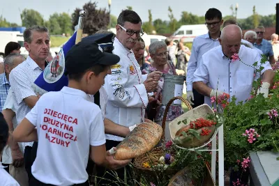 „Wierność ideałom jest gwarantem tego, że nie pogubimy się życiowo, nie skompromitujemy się i w naszym polskim domu będziemy gospodarzami, a nie najemnikami” – mówił podczas Dożynek Diecezjalnych bp Edward Białogłowski. 28 sierpnia 2022 r. do Parku Papieskiego w Rzeszowie przyjechało ponad 60 delegacji z wieńcami.

Do Parku Papieskiego w Rzeszowie przyjechało ponad 60 delegacji z parafii diecezji rzeszowskiej z wieńcami żniwnymi. Tegoroczną obsługę dożynek, w tym przygotowanie liturgii, zapewnili wierni i duszpasterze z Diecezjalnego Sanktuarium św. Józefa w Rzeszowie i dekanatu Rzeszów Północ. Przed Mszą św. odbył się program słowno-muzyczny w wykonaniu Diakonii Muzycznej z parafii św. Józefa w Rzeszowie.

Przed rozpoczęciem Mszy św. ks. Jerzy Uchman, diecezjalny duszpasterz rolników, przywitał przybyłych do Rzeszowa rolników, ogrodników, sadowników i pszczelarzy, wśród nich starostów dożynek: Aleksandrę i Bartłomieja Kędziorów z parafii pw. św. Józefa w Rzeszowie, a także obecnych na Mszy św. parlamentarzystów, władze państwowe i samorządowe, służby mundurowe oraz poczty sztandarowe.

Eucharystii przewodniczył bp Kazimierz Górny. W koncelebrze uczestniczył bp Edward Białogłowski, ks. infułat Wiesław Szurek oraz blisko dwudziestu księży.

Homilię wygłosił bp Edward Białogłowski.

„Dziękujemy Bogu za rolników, którzy mimo różnych trudności i przeciwności, które dotykają polską wieś, trwają przy rodzinnych gospodarstwach. Pochylają się nad rolą, która wydaje chleb i różne rośliny, warzywa, owoce i kwiaty. Dziękujemy wam, gospodynie i gospodarze, starsi i młodzi, za troskę i bezpieczeństwo żywnościowe naszego kraju oraz za zapasy żywnościowe, które są sprzedawane do innych krajów, a także wspomagają naszych sąsiadów borykających się, czy uciekających ze swojego kraju przed wojną do naszej ojczyzny, aby znaleźć tutaj bezpieczny kąt” – mówił bp Edward Białogłowski.

Biskup Białogłowski kierując do zebranych słowa zachęty pytał:

„Czy wasze domu rozbrzmiewają codzienną modlitwą dziękczynną i błagalną? Czy niedziela dla waszych domowników jest dniem świętym, z udziałem we Mszy św., z rodzinnym posiłkiem, z rozmową o waszej rodzinie, o jej troskach i radościach, o gospodarstwie, jego przyszłości i o przyszłości naszej ojczyzny? Zapalajcie ducha młodego pokolenia do życia ideałami: Bóg, honor, ojczyzna (…) Wierność ideałom jest gwarantem tego, że nie pogubimy się życiowo, nie skompromitujemy się i w naszym polskim domu będziemy gospodarzami, a nie najemnikami” – mówił bp Białogłowski.

Po błogosławieństwie poszczególne delegacje zaprezentowały swoje wieńce.

ks. Jakub Nagi
fot. ks. Tomasz Nowak