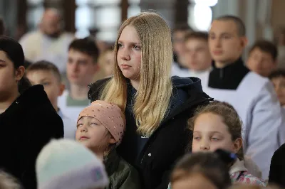 „Eucharystia powinna nas prowadzić do odkrycia kapłańskiej misji Ludu Bożego, kapłańskiej misji każdego z nas” – powiedział Biskup Rzeszowski podczas Mszy Wieczerzy Pańskiej, której przewodniczył w katedrze rzeszowskiej w Wielki Czwartek, 2 kwietnia 2026 r.
Podczas uroczystej liturgii Wielkiego Czwartku w katedrze rzeszowskiej, której przewodniczył bp Jan Wątroba, wierni zostali zaproszeni do refleksji nad tajemnicą Eucharystii, kapłaństwa oraz powołania całego Ludu Bożego do udziału w misji Chrystusa. Na zakończenie homilii biskup zachęcił do szczególnej modlitwy za kapłanów, zwłaszcza tych przeżywających trudności i kryzysy. „Panie Jezu, dobry pasterzu i towarzyszu wędrówki, dziś powierzamy Ci wszystkich kapłanów, ale zwłaszcza tych, którzy przechodzą chwilę kryzysu” – powiedział Biskup Rzeszowski. Wezwał także wspólnotę wiernych do troski o kapłanów poprzez modlitwę, życzliwość i wsparcie.
Wielkoczwartkowa liturgia w katedrze rzeszowskiej stała się nie tylko dziękczynieniem za dar Eucharystii i kapłaństwa, ale także wezwaniem do odnowienia świadomości odpowiedzialności każdego wiernego za życie Kościoła i świadectwo wiary w świecie. fot. ks. Jakub Oczkowicz