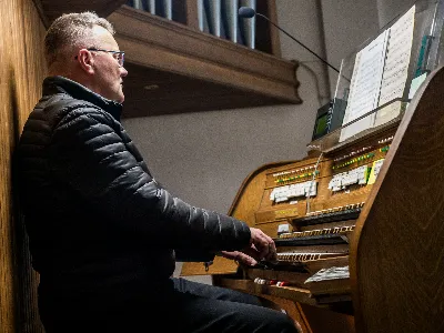 W V Niedzielę Wielkiego Postu, podczas Mszy Świętej o godz. 12:00, ks. Krzysztof Gołąbek – proboszcz naszej Katedry, przyjął do grona Liturgicznej Służby Ołtarza siedmiu nowych ministrantów. Po odpowiednim przygotowaniu, pod czujnym okiem ks. Pawła Wójcika oraz animatorów Adama i Miłosza, chłopcy otrzymali stopień ministranta choralisty – po raz pierwszy założyli kołnierzyki i otrzymali legitymacje ministranckie. To wyjątkowy moment i ogromna radość dla naszej wspólnoty! Podczas Mszy Świętej zaśpiewała Dziewczęca Schola Katedralna. Serdecznie gratulujemy chłopcom odwagi oraz życzymy wytrwałości w tej pięknej służbie przy Ołtarzu Pana Jezusa. Jeśli chcesz dołączyć do grona ministrantów – serdecznie zapraszamy! Zainteresowanych prosimy o kontakt z ks. Pawłem Wójcikiem.
fot. Antoni Ważny
