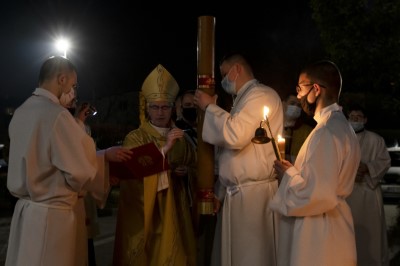 3 kwietnia 2021 r. bp Jan Wątroba przewodniczył liturgii Wigilii Paschalnej w naszej Katedrze. Podczas Mszy Świętej cztery osoby: Patrycja Dominika, Bartłomiej, Dawid Mateusz i Olech przyjęli sakrament chrztu, bierzmowania i Eucharystii.  Neofici przygotowywali się do przyjęcia sakramentów wtajemniczenia chrześcijańskiego w Diecezjalnym Centrum Katechumenatu Dorosłych, które mieści się przy parafii Miłosierdzia Bożego w Rzeszowie (ul. Kardynała K. Wojtyły 114) . Przygotowanie rozpoczyna się we wrześniu i trwa do uroczystości Zesłania Ducha Świętego. Centralnym wydarzeniem formacji jest Wigilia Paschalna, podczas której katechumeni przyjmują sakrament chrztu, bierzmowania i Eucharystii.  fot. Joanna Prasoł 