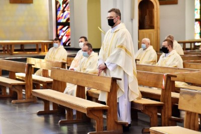 1 kwietnia 2021 r., w Wielki Czwartek, w naszej Katedrze została odprawiona Msza Krzyżma. Eucharystii przewodniczył bp Jan Wątroba. W koncelebrze uczestniczył bp Kazimierz Górny, bp Edward Białogłowski oraz 50 księży – z powodu ograniczeń związanych ze stanem epidemii byli to tylko przedstawiciele duchowieństwa diecezji rzeszowskiej. Do katedry nie przyjechała Liturgiczna Służba Ołtarza i schole. Po Komunii św. bp Jan Wątroba poświęcił olej krzyżma, który jest używany m.in. podczas udzielania sakramentu chrztu, bierzmowania i święceń kapłańskich. Wcześniej biskup pobłogosławił olej chorych i olej katechumenów.  Przed błogosławieństwem ks. Waldemar Dopart, proboszcz parafii św. Józefa na osiedlu Staromieście w Rzeszowie, w imieniu wszystkich kapłanów złożył biskupom świąteczne życzenia.  Na zakończenie Mszy Świętej Biskup Rzeszowski ogłosił nominację ks. Pawła Synosia, delegata biskupa ds. formacji stałej kapłanów na wikariusza biskupiego ds. formacji stałej kapłanów diecezji rzeszowskiej.  fot. ks. Tomasz Nowak