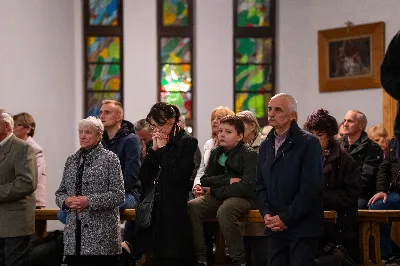 Ponad 100 lat temu, w roku 1917 r. w Fatimie, Matka Boża każdego 13. dnia miesiąca od maja do października objawiała się trójce dzieci: Łucji, Hiacyncie i Franciszkowi. Prosiła ich wówczas o odmawianie modlitwy różańcowej w intencji pokoju na świecie i nawrócenia grzeszników. Wzorem tych wydarzeń w wielu parafiach w Polsce i na świecie prowadzone są nabożeństwa fatimskie. Nie inaczej jest w rzeszowskiej katedrze, gdzie 13 października zakończono cykl tegorocznych spotkań modlitewnych przy figurze Pani Fatimskiej. Wieczór fatimski rozpoczął się o godz. 18:40 odczytaniem próśb i podziękowań do Matki Bożej Fatimskiej. Wcześniej wierni mogli skorzystać z sakramentu pokuty. O godz. 19:00 odprawiono uroczystą Mszę Świętą, której przewodniczył ks. Andrzej Szpaczyński – ojciec duchowny w Wyższym Seminarium Duchownym w Rzeszowie. Wygłosił on także homilię, w której nawiązał do liturgii słowa z dnia, przyrównując ją do myślenia współczesnego człowieka. „Jezus mówi do nas «Kto nie jest ze mną, jest przeciwko mnie». Można pomyśleć: jestem teraz w kościele, modlę się, spowiadam, przyjmuję sakramenty, ale czy rzeczywiście jestem z Jezusem czy tylko z Nim bywam? Czy jestem w Jego obecności cały czas czy jedynie bywam z Nim przez pewne chwile w ciągu dnia? Być z Jezusem to być po Jego stronie, mieć podobne myślenie, jak On, które przejawia się w czynach, podejmowanych decyzjach, a także w patrzeniu na drugiego. To wiara jest filtrem, który pozwala zobaczyć w drugim człowieku nie przeciwnika, ale brata – nawet jeśli jest on inny lub myśli inaczej. Wiara może pomagać wchodzić z nim w relację. Warto zadać sobie pytanie: czy mam w sobie ten filtr, ten sposób patrzenia, dzięki któremu jestem po stronie Jezusa?”. Następnie celebrans przywołał wydarzenia z portugalskiego miasteczka: „Choć nie jesteśmy świadkami cudu słońca, który zobaczył dziesięciotysięczny tłum 13 października 1917 w Fatimie, to słyszymy dzisiaj wezwanie do nawrócenia i pokuty. Każdy z nas jest wezwany, by się nawracać. Być może nawróceniu powinno ulec nasze spojrzenie na innych, by zobaczyć w nich dobro, a na świat patrzeć z wiarą”. Mszę Świętą koncelebrowali ks. Bogusław Babiarz – dyrektor administracyjny WSD w Rzeszowie, ks. Krzysztof Gołąbek – proboszcz parafii katedralnej oraz ks. Michał Rurak – katedralny wikariusz. Posługę w czasie liturgii pełnili alumni rzeszowskiego seminarium, którzy wraz z diakonem Łukaszem prowadzili także modlitwę różańcową z rozważaniami opartymi o historię błogosławionej rodziny Ulmów. Korzystając z ciepłej, jesiennej pogody po zakończonej Mszy Świętej odbyła się procesja na placu przed świątynią z figurą Pani Fatimskiej. Wierni z świecami w rękach zawierzali siebie, swoje rodziny i wszelkie troski w modlitwie różańcowej. Duchowo łączyli się z nimi słuchacze katolickiego radia VIA, które transmitowało całe nabożeństwo. Przed wyśpiewaniem Apelu Jasnogórskiego ks. Krzysztof, proboszcz parafii katedralnej, podsumował tegoroczne nabożeństwa fatimskie, dziękując wiernym za uczestnictwo w uwielbieniu Boga za przyczyną Pani Fatimskiej. W sposób szczególny podziękowania skierował do braci alumnów z roku propedeutycznego, życząc, aby modlitwa przy figurze Matki Bożej z Fatimy umacniała rozeznawanie drogi ich powołania. Wyrazy wdzięczności popłynęły w stronę kapłanów z dekanatu Rzeszów-Katedra, sióstr zakonnych, orkiestry pod batutą Tadeusza Cielaka, która uświetniała każde z tegorocznych nabożeństw oraz słuchaczy katolickiego radia VIA. Do godz. 22:00 w świątyni trwała adoracja Najświętszego Sakramentu, w której wierni licznie uczestniczyli. Od listopada do kwietnia 13. dnia miesiąca w świątyni katedralnej prowadzona jest modlitwa różańcowa przy figurze Matki Bożej Fatimskiej o godz. 17:30. Niech wezwanie Maryi do codziennej modlitwy różańcowej przyświeca nam nie tylko w październiku i przy okazji nabożeństw fatimskich, ale każdego dnia. 
tekst: Angelika Karnasiewicz 
fot. Jola Warchoł