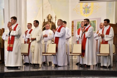 Mszą Świętą w naszej Katedrze rozpoczęły się XVI Mistrzostwa Polski Liturgicznej Służby Ołtarza w piłce nożnej o puchar „KnC”. W rozgrywkach 28 i 29 lipca 2021 r. weźmie udział 72 drużyny z 20 diecezji i 2 prowincji zakonnych. Zawody odbywają się ku pamięci śp. ks. Tomasza Blicharza.  Eucharystii przewodniczył bp Jan Wątroba. Mszę św. koncelebrowało ponad 40 księży – głównie opiekunowie drużyn sportowych z różnych diecezji. W Eucharystii uczestniczyła Stanisława Blicharz i Marcin Blicharz, mama i brat ks. Tomasz Blicharza, któremu dedykowany jest tegoroczny turniej (ks. Blicharz był przez wiele lat duszpasterzem Liturgicznej Służby Ołtarza Diecezji Rzeszowskiej, a także inicjatorem i głównym organizatorem poprzednich edycji mistrzostw LSO, które odbyły się w Rzeszowie w 2016 i 2018 r. Zmarł 17 października 2020 r. w wieku 39 lat). Po Mszy św. sportowcy z Liturgicznej Służby Ołtarza rozjechali się do czterech hal sportowych i na 8 Orlików na terenie Rzeszowa, Łąki, Trzebowniska i Tyczyna.  W zawodach uczestniczy 72 drużyny z 20 diecezji i 2 prowincji zakonnych w Polsce – jest to blisko 800 sportowców. Rywalizacja odbywa się w trzech kategoriach wiekowych: ministrant (roczniki urodzenia 2009-2013), lektor młodszy (2005-2008) i lektor starszy (2000-2004).  Diecezje rzeszowską reprezentują parafie: Gorlice (pw. Narodzenia NMP) i Rzeszów (pw. Bożego Ciała) w kategorii ministrant; Górno, Łowisko i Błażkowa w kategorii lektor młodszy oraz Zaczernie, Cmolas, Hermanowa, Rzeszów (pw. św. Mikołaja) i Tarnowiec w kategorii lektor starszy.  W poniedziałek, 28 czerwca zostaną rozegrane eliminacje. Drugi dzień zawodów również rozpocznie się Mszą św. w rzeszowskiej katedrze – Eucharystii będzie przewodniczył bp Edward Białogłowski. Ceremonię wręczenia nagród i zakończenia przewidziano na godz. 15.00 w Hali Sportowej Młodzieżowego Ośrodka Socjoterapii przy ul. Miłocińskiej w Rzeszowie.  Głównym organizatorem turnieju jest miesięcznik „KnC” – „Króluj nam Chryste”. Gospodarzami są: Diecezja Rzeszowska i Liturgiczna Służba Ołtarza Diecezji Rzeszowskiej.  Tekst i zdjęcia: ks. Tomasz Nowak 