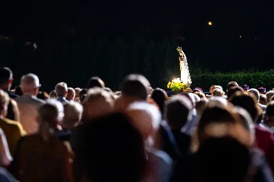 W środę 13 września przeżywaliśmy kolejne w tym roku Nabożeństwo Fatimskie. O godz. 18.40 zostały przedstawione prośby i podziękowania do Matki Bożej Fatimskiej, w intencji których sprawowana była także Msza Święta. Eucharystii przewodniczył i homilię wygłosił ks. Marek Kotwa – wikariusz parafii pw. Św. Michała Archanioła w Rzeszowie. Po Mszy Świętej wyruszyła procesja z figurą Matki Bożej, podczas której modlitwę różańcową prowadzili przedstawiciele parafii pw. Św. Jadwigi Królowej wraz ze swoimi duszpasterzami: ks. Tomaszem Gałuszką oraz ks. Łukaszem Mariuszycem, zaś figurę Matki Bożej nieśli przedstawiciele Bractwa św. Michała Archanioła, Rycerzy Kolumba oraz Związku Strzeleckiego "Strzelec". Modlitwę ubogaciła obecność Orkiestry Dętej pod dyrekcją Tadeusza Cielaka. Nabożeństwo zakończył Apel Jasnogórski. fot. Jola Warchoł