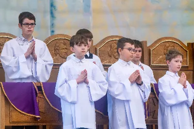 W IV Niedzielę Wielkiego Postu, podczas Mszy Świętej o godz. 12:00, ks. Krzysztof Gołąbek – proboszcz naszej Katedry, przyjął do grona Liturgicznej Służby Ołtarza dziesięciu nowych ministrantów! Po odpowiednim przygotowaniu, pod czujnym okiem ks. Pawła Wójcika oraz animatorów, chłopcy otrzymali stopień ministranta choralisty – po raz pierwszy założyli kołnierzyki i otrzymali legitymacje ministranckie. To wyjątkowy moment i ogromna radość dla naszej wspólnoty! 
Serdecznie gratulujemy chłopcom odwagi oraz życzymy wytrwałości w tej pięknej służbie przy Ołtarzu Pana Jezusa. 
Jeśli chcesz dołączyć do grona ministrantów – serdecznie zapraszamy! Zainteresowanych prosimy o kontakt z ks. Pawłem Wójcikiem.
 fot. Joanna Prasoł