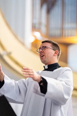 „Nasza wdzięczność jest szczególna wobec osób konsekrowanych za ich czytelne świadectwo wiary i za to, że żyjąc wiarą na co dzień ukazują chrystusowy styl życia” – mówił biskup Jan Wątroba podczas Mszy św. w katedrze rzeszowskiej w święto Ofiarowania Pańskiego. W Eucharystii, z okazji swojego święta patronalnego, uczestniczyły osoby konsekrowane posługujące w diecezji rzeszowskiej.
Mszy św. w katedrze rzeszowskiej przewodniczył bp Jan Wątroba, który modlił się w intencji osób konsekrowanych, przeżywających w święto Ofiarowania Pańskiego (02.02.) swoje święto patronalne. Eucharystię koncelebrował ks. Stanisław Kamiński, wikariusz biskupi ds. zakonnych, a także 9 kapłanów.
Na początku Mszy św. ks. Stanisław Kamiński powitał zebranych i wprowadził w przeżywaną liturgię. Następnie odbył się obrzęd błogosławieństwa świec i procesja z dolnego kościoła do głównej części katedry rzeszowskiej
Homilię wygłosił bp Jan Wątroba, który w pierwszej części, odnosząc się do przeżywanego święta, nawiązał do postawy Matki Najświętszej i św. Józefa. „Maryja uczy nas, że wierność Bogu oznacza wypełnianie prawa Bożego. Ona wypełniła wszystko bez wyjątku. Choć sama nie potrzebowała oczyszczenia, pozostała jednak posłuszna prawu. Skromna, prosta, uboga kobieta, poddana Bogu. W postawie Maryi i Józefa można dostrzec piękną lekcję dla rodziców i wychowawców. Rodzice powinni przedstawiać, czyli zawierzać swoje dzieci Panu Bogu. To jest gest wdzięczności wobec Stwórcy, a także znak wielkiej pokory wobec niełatwej misji rodzicielskiej i wychowawczej. Pełny rozwój człowieka dokonuje się dzięki Bożej łasce, a rodzice powinni się czuć narzędziem Bożej łaski, dlatego powinni często błogosławić swoje dzieci, modlić się za nie i z nimi oraz wciąż na nowo zawierzać je Panu Bogu” – mówił bp Wątroba.
Biskup Rzeszowski odnosząc się do obchodzonego Dnia życia konsekrowanego powiedział: „Trzy elementy wspólnoty: słowo, wierność i otwarcie na Ducha Świętego stanowią istotę życia każdej osoby konsekrowanej. Rozważać słowo Boże, trwać wiernie na modlitwie i być otwartym na to, co Duch Święty chce nam powiedzieć, to wypełnić powołanie do życia konsekrowanego, a jednocześnie wyznać wiarę w Kościół Chrystusowy. Nasza wdzięczność jest szczególna wobec osób konsekrowanych za ich czytelne świadectwo wiary i za to, że żyjąc wiarą na co dzień ukazują chrystusowy styl życia. Towarzyszą nam przez swoją pełną zatroskania miłosierną obecność, ale także przez milczącą obecność przepełnioną modlitwą w intencjach Kościoła, świata, a także poszczególnych osób i wspólnot”.
Po homilii osoby konsekrowane zgromadzone w katedrze odnowiły swoje przyrzeczenia.
Na zakończenie liturgii s. Agata Jakieła CSFN, referentka diecezjalna ds. życia konsekrowanego, podziękowała bp. Janowi Wątrobie za przewodniczenie liturgii i modlitwę w intencji osób życia konsekrowanego.
W Eucharystii w rzeszowskiej katedrze uczestniczyło prawie 100 osób życia konsekrowanego, a pośród nich ojcowie i bracia zakonni, siostry zakonne, wdowy i dziewice konsekrowane oraz członkowie instytutów świeckich. Śpiewy podczas liturgii wykonała Katedralna Schola Liturgiczna pod dyrekcją ks. Juliana Wybrańca, a przy organach zasiadł katedralny organista – Wiesław Siewierski. 

fot. Jola Warchoł