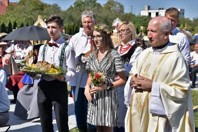 30 sierpnia 2020 r. do Parku Papieskiego w Rzeszowie na diecezjalne dożynki przyjechało 49 delegacji z dożynkowymi wieńcami.  Już o godz. 11.00 plac przed znajdującą się w Parku Papieskim sceną wypełniły delegacje z parafii diecezji rzeszowskiej. W sumie zarejestrowano 49 delegacje. Tegoroczną obsługę dożynek, w tym przygotowanie liturgii, zapewnili wierni i duszpasterze z dekanatu Sokołów Małopolski. O godz. 11.30 prof. Kazimierz Ożóg, mieszkaniec Górna, zaprezentował kilka myśli na temat chleba i godności pracy rolnika. Na scenie wystąpił zespół „Młody Duch i Przyjaciele” kierowany przez Dariusza Kosaka. Przed rozpoczęciem Mszy św. ks. Jerzy Uchman, diecezjalny duszpasterz rolników, przywitał przybyłych do Rzeszowa rolników, ogrodników, sadowników i pszczelarzy, wśród nich starostów dożynek Jerzego i Zofię Bednarzów z Kamienia, a także obecnych na Mszy św. parlamentarzystów, władze państwowe i samorządowe, służby mundurowe oraz poczty sztandarowe. Mszy św. przewodniczył bp Edward Białogłowski. W koncelebrze uczestniczył bp Kazimierz Górny oraz czternastu księży. W długiej procesji z darami do ołtarza podeszły delegacje wszystkich obecnych parafii przynosząc chleby i owoce. Dary te zostały przekazane Rzeszowskiemu Towarzystwu Pomocy im. św. Brata Alberta. Na zakończenie liturgii bp Białogłowski pobłogosławił przyniesione płody ziemi oraz ziarno na zasiew. Po błogosławieństwie poszczególne delegacje, przedstawiane przez ks. Jana Szczupaka, wikariusza biskupiego ds. społecznych, prezentowały swoje wieńce.  fot. ks. Tomasz Nowak