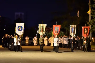 W niedzielę 13 października przeżywaliśmy uroczyste Nabożeństwo Fatimskie z udziałem WSD w Rzeszowie. Mszy Świętej przewodniczył i homilię wygłosił ks. Krystian Winiarski - prefekt WSD. O godz. 18.40 zostały przedstawione prośby i podziękowania do Matki Bożej Fatimskiej, w intencji których sprawowana była także Msza Święta. Po Mszy Świętej wyruszyła procesja z figurą Matki Bożej i relikwiami świętych Dzieci Fatimskich. Nabożeństwo zakończył Apel Jasnogórski. fot. ks. Tomasz Nowak, Joanna Prasoł