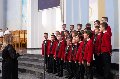 W niedzielę, 18 grudnia 2022 roku, podczas uroczystej Mszy Świętej o godz. 12.00 w Katedrze Rzeszowskiej do grona chórzystów Katedralnego Chóru Chłopięco-Męskiego Pueri Cantores Resovienses dołączyło 20 najmłodszych chłopców.
„Młodziki”, bo tak są nazywani przez starszych kolegów, złożyli przyrzeczenie, że będą godnie reprezentować brać chóralną i śpiewać na chwałę Pana.
Najmłodsi kandydaci na chórzystów zostali wyłonieni podczas rekrutacji prowadzonej przez poprzedniego dyrygenta, Marcina Florczaka, w rzeszowskich szkołach podstawowych jeszcze na wiosnę. Od razu rozpoczęli próby. Intensywnie przez tydzień ćwiczyli swoje głosy razem ze starszymi kolegami podczas corocznego Muzycznego Obozu Szkoleniowo-Wypoczynkowego we Frysztaku, który odbył się początkiem lipca. W wolnych chwilach uczestniczyli w wycieczkach i zajęciach sportowych. Mieli okazję poznać kolegów z chóru i lepiej się poznać.
Obecnie dyrygentkami Katedralnego Chóru Chłopięco-Męskiego Pueri Cantores Resovienses są: Edyta Kotula i Angela Pacuta. 
Po Mszy Świętej Chór wraz z ks. Krzysztofem Gołąbkiem – proboszczem Katedry oraz ks. Julianem Wybrańcem – duszpasterzem Chóru z ramienia biskupa diecezji rzeszowskiej, a także dyrygentkami: Edytą Kotulą i Angelą Pacutą, na stopniach ołtarza Rzeszowskiej Katedry pozował do wspólnego zdjęcia. Następnie chórzyści udali się do sali Jana Pawła II na słodki poczęstunek. 
Za piękne zdjęcia dziękujemy: Fotografia Jola Warchoł