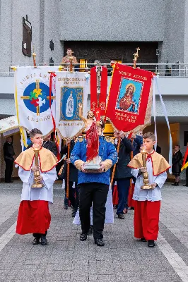 O świcie w Niedzielę Zmartwychwstania została odprawiona uroczysta Mszy św. w rzeszowskiej katedrze. Eucharystię poprzedziła procesja rezurekcyjna z Najświętszym Sakramentem. W oprawie muzycznej celebracji wziął udział katedralny chór chłopięco-męski Pueri Cantores Resovienses oraz katedralna orkiestra dęta.
Dnia 31 marca 2024 r. o godz. 6 w rzeszowskiej katedrze na rozpoczęcie procesji rezurekcyjnej rozbrzmiało zawołanie: „Chrystus zmartwychwstał, prawdziwie zmartwychwstał”. Wyrazem radości paschalnej była procesja z Najświętszym Sakramentem dokoła katedry z udziałem licznie zgromadzonych wiernych, straży grobowej i orkiestry dętej.
Po zakończonej procesji, została odprawiona uroczysta Eucharystia pod przewodnictwem ks. Krzysztofa Gołąbka, prepozyta rzeszowskiej kapituły katedralnej i proboszcza miejscowej wspólnoty parafialnej. Homilię wygłosił ks. Michał Rurak, penitencjarz kapituły, który zachęcał do zgłębiania tajemnicy zmartwychwstania.

„Zmartwychwstania jest czymś jedynym i wyjątkowym w swoim rodzaju. Łatwo napisać i powiedzieć czym zmartwychwstanie nie jest. Ale napisać i powiedzieć czym zmartwychwstanie jest, to zadanie na całe życie, i to nie tylko dla teologa czy księdza. To zadanie dla każdego z nas. Najważniejsze zadanie w życiu, bo ono zdecyduje co z nami będzie” – mówił kaznodzieja.
Ks. Rurak ukazał konsekwencje zmartwychwstania Chrystusa dla każdego wierzącego w kontekście całej historii Boga i człowieka. Mówił: „Zmartwychwstanie nie dotyczy tylko przyszłości, czasu po śmierci. Ono ma także znaczenie dla naszej doczesności. Bo skoro życie ma prowadzić do Zmartwychwstania, to znaczy, że ma wartość samo w sobie, że trzeba je szanować i jak najlepiej przeżyć.”
Na zakończenie Eucharystii transmitowanej przez katolickie Radio „VIA”, katedralny chór chłopięco-męski Pueri Cantores Resovienses pod dyrekcją Aleksandry Fiołek-Matuszewskiej wykonał uroczyste „Alleluja” z oratorium G.F. Haendla. Po zakończonej Mszy św. rezurekcyjnej katedralna orkiestra dęta pod batutą Tadeusza Cielaka odegrała radosne utwory wielkanocne. fot. Joanna Prasoł