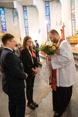 9 kwietnia w Katedrze 42 młodych osób z parafii katedralnej oraz 14 parafii Matki Bożej Częstochowskiej w Rzeszowie (Drabinianka) otrzymało sakrament bierzmowania, którego udzielił bp Jan Wątroba.
Przygotowania młodzieży trwały 2 lata, a odbywały się pod okiem ks. Krzysztofa, ks. Pawła, ks. Szczepana, s. Ewy oraz pani Agnieszki i obejmowały m.in. katechezy, spotkania formacyjne, a także przystąpienie do sakramentu pokuty. We wtorkowy wieczór kandydaci wraz ze swoimi świadkami, rodzicami, chrzestnymi czy też dziadkami zgromadzili się w Katedrze, by prosić o dary Ducha Świętego, umacniające w mężnym wyznawaniu wiary i postępowaniu według jej zasad.
Wszystkich zgromadzonych w świątyni przywitał ks. Krzysztof Gołąbek – proboszcz parafii katedralnej. Mszę Świętą koncelebrowali także ks. Tadeusz Pindara – proboszcz parafii Matki Bożej Częstochowskiej oraz kapłani posługujący w obydwu parafiach.
Następnie prośbę o udzielenie sakramentu bierzmowania zgromadzonym młodym oraz o modlitwę skierowali do Księdza Biskupa rodzice kandydatów.
W homilii bp Jan zachęcił młodych, aby w tym wyjątkowym dniu obrali Ducha Świętego za życiowego przewodnika towarzszącego im przy ważnych wyborach czy podchodzeniu do egzaminów – także tych życiowych. Wyjaśnił również znaczenie imienia Ducha Świętego – Paraklet – które tłumaczone z jęz. greckiego oznacza obrońcę, adwokata – nigdy prokuratora, nawet nie sędziego.
Będziecie moimi świadkami, gdy was umocni Duch Święty – mówi Pan Jezus. Niech nie będzie niedzieli i uroczystości bez udziału we Mszy Świętej – to jest moment dawania świadectwa. Właśnie przez zaangażowane, pełne uczestnictwo w najpiękniejszej modlitwie, jaką ma Kościół, czyli w Mszy Świętej, zdacie egzamin ze swojej dojrzałości chrześcijańskiej.
Na koniec celebrans odwołał się do obchodzonej poprzedniego dnia Uroczystości Zwiastowania Pańskiego i postawy Maryi wobec planu Bożego w Jej życiu oraz drogi, przez którą prowadził Ją Duch Święty. Podkreślił, że właśnie Maryja uczy, jak być uczennicą Ducha Świętego.
Po homilii miało miejsce odnowienie przyrzeczeń chrzcielnych. Następnie odbyła się najważniejsza część uroczystości – modlitwa Księdza Biskupa oraz namaszczenie krzyżmem każdego kandydata.
Sakrament bierzmowania jest koniecznym dopełnieniem sakramentu chrztu i wiąże się również z obraniem konkretnego patrona, którego życie i przymioty są wzorem dla młodego człowieka otrzymującego Ducha Świętego. Kandydat do bierzmowania ma więc okazję wybrać sobie świętego czy błogosławionego, którego droga do świętości najbardziej go zachwyciła. Może być to patron, którego imię nosi już od chrztu; może też wybrać sobie drugiego patrona. 
W związku z tym podczas namaszczenia krzyżmem biskup zwraca się do bierzmowanego nowo wybranym imieniem.
Po liturgii sakramentu bierzmowania miała miejsce modlitwa powszechna i liturgia eucharystyczna. Na koniec młodzi złożyli podziękowania Księdzu Biskupowi, Księżom Proboszczom oraz wszystkim, którzy poprzez swój wkład, posługę i zaangażowanie przyczynili się do przygotowania oraz przeżycia tej wyjątkowej uroczystości. Pamiątką było wspólne zdjęcie po zakończonej Mszy Świętej.
Posługę muzyczną w czasie uroczystości pełniła Katedralna Schola Liturgiczna pod dyrekcją ks. Juliana Wybrańca.

fot. Leszek Drzał
