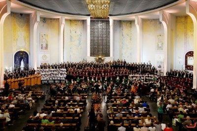 Blisko 1200 chórzystów i orkiestra symfoniczna Filharmonii Podkarpackiej to koncert galowy 9. Krajowego Kongresu Polskiej Federacji Pueri Cantores. 9 września o godz. 19.30 w Katedrze Rzeszowskiej podczas dwugodzinnego koncertu wystąpiły 33 chóry z Polski, Litwy, Łotwy, Ukrainy i Węgier oraz Orkiestra Symfoniczna Filharmonii Podkarpackiej. Muzykami dyrygowali: Wiesław Delimat i Marcin Florczak. Podczas koncertu uczestnicy wysłuchali utworów m.in. Haendla, Haydna oraz hymny kongresów Polskiej Federacji Pueri Cantores. Szczególnie oklaskiwane było premierowe wykonanie hymnu kongresu w Rzeszowie – utwór pt. „Da pacem, Domine” Dominika Lasoty – kompozytora z Rzeszowa. W koncercie uczestniczyli m.in.: bp Jan Wątroba, bp Kazimierz Górny i bp Edward Białogłowski. fot. ks. Tomasz Nowak