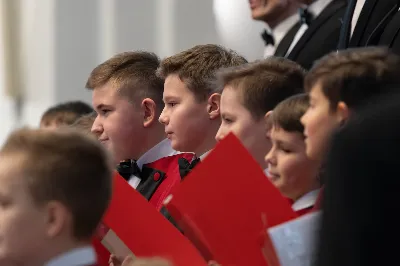 W niedzielę 22 stycznia 2023 r. podczas Mszy Świętej o godz. 12.00 posługę muzyczną podjął nasz Katedralny Chór Chłopięco-Męski „Pueri Cantores Resovienses” pod dyrekcją Edyty Kotuli oraz Angeliki Pacuty. Po Eucharystii miał miejsce koncert Chóru, w którego programie znalazł się bogaty repertuar kolęd, pastorałek i bożonarodzeniowych pieśni. 
Podczas koncertu wystąpili gościnnie: sopranistka – Katarzyna Bembenek wraz z akompaniatorem – Grzegorzem Mazurem oraz skrzypek Paweł Dubiel, któremu towarzyszył chórzysta i pianista – Maksymilian Rogóż.
fot. Joanna Prasoł
