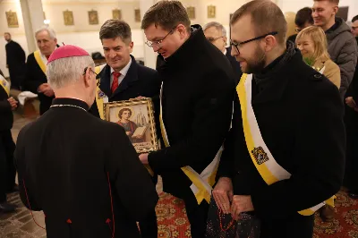 W liturgiczne wspomnienie św. Jana Apostoła (27 grudnia) w katedrze rzeszowskiej celebrowano Eucharystię, której przewodniczył bp Jan Wątroba. Mszę św. koncelebrował abp Edward Nowak, bp Edward Białogłowski, a także ok. 60 kapłanów, którzy wraz z przedstawicielami wspólnot, stowarzyszeń i instytucji modlili się w intencji Biskupa Rzeszowskiego z okazji jego imienin.
Homilię wygłosił ks. Janusz Kosior, proboszcz parafii pw. św. Jadwigi Królowej w Rzeszowie.
Na zakończenie Mszy św. bp Jan Wątroba podziękował za modlitwę i życzenia. 
fot. ks. Jakub Oczkowicz
