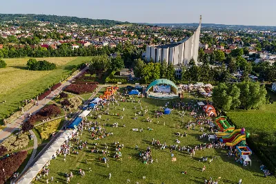 19 czerwca 2022 r. pod hasłem „Miłość rodzinna. Powołanie. Droga do świętości” obchodziliśmy Dzień Świętości Małżeństw i Rodzin. Obchody rozpoczęły się w kościele akademickim pw. Św. Jadwigi Królowej w Rzeszowie. Po Mszy św. odbył się „radosny przemarsz” do Parku Papieskiego, gdzie zorganizowano piknik rodzinny.

fot. Tadeusz Poźniak