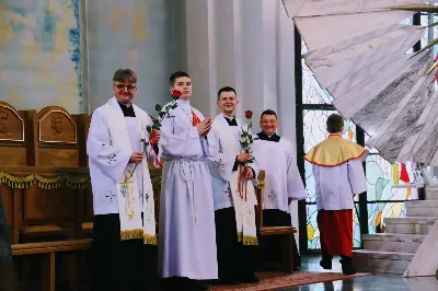 W sobotnie południe 67 naszych młodych parafian przyjęło sakrament bierzmowania. Po dwóch latach przygotowań wyrazili przed bpem Janem Wątrobą swoje pragnienie świadczenia o wierze i życia według jej zasad. Jako motto ich wzrostu w dojrzałości chrześcijańskiej Ksiądz Biskup zaproponował słowa św. Piotra: "Trzeba słuchać bardziej Boga niż ludzi".
Fot. Piotr Reszko i Katarzyna Franiszyn-Luciano