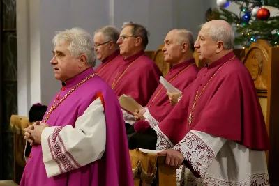 „Jesteśmy tutaj po to, aby spłacać dług wdzięczności wobec Pana Boga za żywą mowę, jaką kieruje do nas za pośrednictwem św. Józefa Sebastiana Pelczara” – mówił ks. Wiesław Szurek podczas Mszy św. w katedrze rzeszowskiej 19 stycznia 2019 r. z okazji uroczystości św. Józefa Sebastiana Pelczara, głównego patrona diecezji rzeszowskiej. Uczestnicy Mszy św. modlili się również za Pawła Adamowicza, zmarłego tragicznie prezydenta Gdańska, w dniu jego pogrzebu.  Mszy św. przewodniczył bp Edward Białogłowski. W koncelebrze uczestniczyli infułaci: ks. Stanisław Mac i ks. Wiesław Szurek oraz dwunastu duchownych. Ponadto podczas Eucharystii modlili się kapłani z Kapituły Katedralnej w Rzeszowie i jeden kanonik Kapituły Kolegiackiej w Kolbuszowej. Wśród świeckich zgromadzonych w katedrze były siostry ze Zgromadzenia Służebnic Najświętszego Serca Jezusowego, które założył św. Józef Sebastian Pelczar oraz władze Rzeszowa na czele z prezydentem Tadeuszem Ferencem.  Homilię wygłosił ks. Wiesław Szurek. „Jesteśmy tutaj po to, aby spłacać dług wdzięczności wobec Pana Boga za żywą mowę jaką kieruje do nas za pośrednictwem św. Józefa Sebastiana Pelczara” – mówił kaznodzieja. Z słów i działań św. Józefa Sebastiana Pelczara ks. Szurek przywołał między innymi te, które odnosiły się do Ojczyzny. „Jak mówią świadkowie życia bp. Pelczara, lubił często mówić, że zaraz po Bogu miłuje Ojczyznę, matkę, która rodzi i wychowuje” – mówił duchowny.  Kaznodzieja przypomniał historię „Świecy niepodległości” przekazanej kardynałom z Polski przez papieża Piusa IX w 1867 roku. „Ksiądz Pelczar, jako rzymski student mieszkający w Kolegium Polskim w Rzymie, był świadkiem jak przyjaciel Polaków, papież Pius IX, podarował kardynałom świecę z życzeniem, aby przywieźli ją do Warszawy dopiero wówczas, gdy Polska będzie wolna. I tak się stało. W 1920 r. bp Józef Sebastian Pelczar, wtedy jako senior Episkopatu Polski, został poproszony do Warszawy, aby dwa lata po odzyskaniu niepodległości, rozpalić płomień tej świecy” – mówił ks. Szurek.  Zwracając uwagę na aktywność bp. Pelczara, kaznodzieja podkreślił, że jego szeroko zakrojone działania miały solidny fundament w głębokiej duchowości. „Wielokierunkowa działalność bp. Pelczara nie była czczym aktywizmem, ale wyrastała z głębokiego życia wewnętrznego. (…) Jako człowiek, chrześcijanin, Polak, pasterz propagował życie duchowe głębokie i dawał jego przykład. Porównywał to życie do budowy domu, którego projektodawcą i budowniczym jest Jezus Chrystus, a człowiek wolnym i rozumnym współpracownikiem. Tworzywem i narzędziem jest łaska Boża poprzez modlitwę i znaki sakramentalnej bliskości z Eucharystią na czele. Taka budowa nie może się obyć bez solidnego oczyszczenia, bez powstania ze wszelkich przywar słabości i grzechów” – podkreślił infułat.  Na zakończenie Mszy św. bp Edward Białogłowski powiedział o kronice archidiecezji przemyskiej, w której są opisane wizytacje parafialne przeprowadzone przez bp. Pelczara. „Biskup podczas wizytacji, jeśli w parafii była synagoga i cerkiew, zawsze chciał się spotkać z miejscowym rabinem i proboszczem parafii greckokatolickiej. Choć nie odprawiali razem nabożeństwa, bp Pelczarowi bardzo zależało na tych spotkaniach, gdyż mówił, że tam gdzie w sercu ludzi jest Bóg i Jego miłość, można być spokojnym o teraźniejszość i przyszłość. Jeśli miłość zostaje wypędzona, człowiek staje się straszny. Strzeżmy miłości w naszych sercach” – zachęcił biskup.  Podczas Mszy św. śpiewał chór katedralny „Pueri Cantores Resovienses”.  Przed Mszą św. członkowie Kapituły Katedralnej uczestniczyli w nieszporach, którym przewodniczył ks. Marcin Pater, wikariusz parafii katedralnej. Hymny, antyfony i psalmy podczas nabożeństwa wykonał chór Wyższego Seminarium Duchownego w Rzeszowie.  fot. ks. Tomasz Nowak