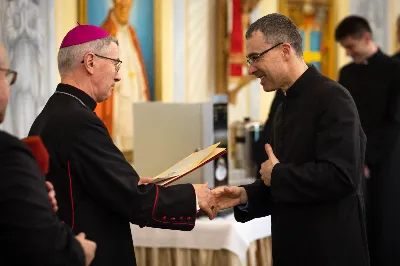 „Na swoje życie i swoje kapłaństwo trzeba popatrzeć w świetle Bożej miłości. Inaczej go nie pojmiemy ani my, ani ci, którzy będą na nas patrzeć” – mówił bp Jan Wątroba podczas Mszy św. z udzieleniem święceń prezbiteratu. 4 czerwca 2022 r. w kościele katedralnym jedenastu diakonów diecezji rzeszowskiej przyjęło sakrament kapłaństwa.
Do grona neoprezbiterów diecezji rzeszowskiej należą: ks. Sebastian Bełz z parafii w Nienadówce, ks. Krzysztof Lampart z parafii w Rudnej Wielkiej, ks. Mateusz Łachmanek z parafii w Lipinkach, ks. Karol Migut z parafii w Jasionce, ks. Marcin Murawski z parafii katedralnej w Rzeszowie, ks. Adrian Pazdan z parafii w Zagorzycach, ks. Tomasz Sienicki z parafii w Bieździedzy, ks. Dominik Świeboda z parafii w Palikówce, ks. Piotr Wąsacz z parafii bł. Władysława Findysza w Rzeszowie, ks. Mateusz Wojtuń z parafii w Święcanach oraz ks. Wiktor Zoła z parafii w Cieklinie.
Mszy św. przewodniczył i święceń udzielił bp Jan Wątroba. Eucharystię koncelebrowało około osiemdziesięciu księży, m.in: przełożeni Wyższego Seminarium Duchownego w Rzeszowie oraz proboszczowie i wikariusze z parafii rodzinnych neoprezbiterów. W Mszy św. uczestniczył abp Edward Nowak, bp Kazimierz Górny i bp Edward Białogłowski.
Zebranych w kościele katedralnym powitał ks. Krzysztof Gołąbek, proboszcz parafii.
W homilii bp Jan Wątroba nawiązał do słów z Ewangelii według św. Jana w których Chrystus tłumaczy co to znaczy być dobrym pasterzem. „Być kapłanem w Kościele Chrystusowym to znaczy mieć udział w Jego pasterskiej misji i stale upodabniać się do Dobrego Pasterza, który zna owce, karmi je, broni i jest gotów oddać życie dla ich dobra” – mówił hierarcha.
Po homilii odbył się obrzędy święceń: przyrzeczenie czci i posłuszeństwa Biskupowi Ordynariuszowi, Litania do Wszystkich Świętych podczas której kandydaci leżeli krzyżem, nałożenie rąk, modlitwa święceń oraz namaszczenie rąk krzyżmem i wręczenie chleba i wina. Podczas Liturgii Eucharystycznej nowo wyświęceni po raz pierwszy wyciągnęli dłonie nad chlebem i winem wypowiadając słowa konsekracji.
Na zakończenie Mszy św. ks. Tomasz Sienicki, podziękował w imieniu nowo wyświęconych wszystkim, którzy przyczynili się do przygotowania ich do kapłaństwa. Słowa wdzięczności, m.in. przełożonym Wyższego Seminarium Duchownego w Rzeszowie i rodzicom neoprezbiterów, wypowiedział bp Jan Wątroba. 
W drodze do zakrystii neoprezbiterzy zatrzymali się przy figurze Matki Bożej Fatimskiej zawierzając swoje kapłaństwo Matce Bożej.
W niedzielę, 5 czerwca, w Uroczystość Zesłania Ducha Świętego, neoprezbiterzy będą sprawować w swoich rodzinnych parafiach uroczyste Msze św. prymicyjne, a w najbliższych tygodniach otrzymają skierowania do parafii.

Fot. ks. Jakub Nagi oraz biala-wrona.pl
