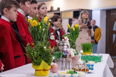 O świcie w Niedzielę Zmartwychwstania została odprawiona uroczysta Mszy św. w rzeszowskiej katedrze. Eucharystię poprzedziła procesja rezurekcyjna z Najświętszym Sakramentem. W oprawie muzycznej celebracji wziął udział katedralny chór chłopięco-męski Pueri Cantores Resovienses oraz katedralna orkiestra dęta.
Dnia 31 marca 2024 r. o godz. 6 w rzeszowskiej katedrze na rozpoczęcie procesji rezurekcyjnej rozbrzmiało zawołanie: „Chrystus zmartwychwstał, prawdziwie zmartwychwstał”. Wyrazem radości paschalnej była procesja z Najświętszym Sakramentem dokoła katedry z udziałem licznie zgromadzonych wiernych, straży grobowej i orkiestry dętej.
Po zakończonej procesji, została odprawiona uroczysta Eucharystia pod przewodnictwem ks. Krzysztofa Gołąbka, prepozyta rzeszowskiej kapituły katedralnej i proboszcza miejscowej wspólnoty parafialnej. Homilię wygłosił ks. Michał Rurak, penitencjarz kapituły, który zachęcał do zgłębiania tajemnicy zmartwychwstania.

„Zmartwychwstania jest czymś jedynym i wyjątkowym w swoim rodzaju. Łatwo napisać i powiedzieć czym zmartwychwstanie nie jest. Ale napisać i powiedzieć czym zmartwychwstanie jest, to zadanie na całe życie, i to nie tylko dla teologa czy księdza. To zadanie dla każdego z nas. Najważniejsze zadanie w życiu, bo ono zdecyduje co z nami będzie” – mówił kaznodzieja.
Ks. Rurak ukazał konsekwencje zmartwychwstania Chrystusa dla każdego wierzącego w kontekście całej historii Boga i człowieka. Mówił: „Zmartwychwstanie nie dotyczy tylko przyszłości, czasu po śmierci. Ono ma także znaczenie dla naszej doczesności. Bo skoro życie ma prowadzić do Zmartwychwstania, to znaczy, że ma wartość samo w sobie, że trzeba je szanować i jak najlepiej przeżyć.”
Na zakończenie Eucharystii transmitowanej przez katolickie Radio „VIA”, katedralny chór chłopięco-męski Pueri Cantores Resovienses pod dyrekcją Aleksandry Fiołek-Matuszewskiej wykonał uroczyste „Alleluja” z oratorium G.F. Haendla. Po zakończonej Mszy św. rezurekcyjnej katedralna orkiestra dęta pod batutą Tadeusza Cielaka odegrała radosne utwory wielkanocne. fot. Joanna Prasoł