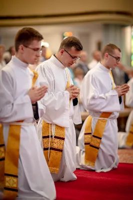 „Na swoje życie i swoje kapłaństwo trzeba popatrzeć w świetle Bożej miłości. Inaczej go nie pojmiemy ani my, ani ci, którzy będą na nas patrzeć” – mówił bp Jan Wątroba podczas Mszy św. z udzieleniem święceń prezbiteratu. 4 czerwca 2022 r. w kościele katedralnym jedenastu diakonów diecezji rzeszowskiej przyjęło sakrament kapłaństwa.
Do grona neoprezbiterów diecezji rzeszowskiej należą: ks. Sebastian Bełz z parafii w Nienadówce, ks. Krzysztof Lampart z parafii w Rudnej Wielkiej, ks. Mateusz Łachmanek z parafii w Lipinkach, ks. Karol Migut z parafii w Jasionce, ks. Marcin Murawski z parafii katedralnej w Rzeszowie, ks. Adrian Pazdan z parafii w Zagorzycach, ks. Tomasz Sienicki z parafii w Bieździedzy, ks. Dominik Świeboda z parafii w Palikówce, ks. Piotr Wąsacz z parafii bł. Władysława Findysza w Rzeszowie, ks. Mateusz Wojtuń z parafii w Święcanach oraz ks. Wiktor Zoła z parafii w Cieklinie.
Mszy św. przewodniczył i święceń udzielił bp Jan Wątroba. Eucharystię koncelebrowało około osiemdziesięciu księży, m.in: przełożeni Wyższego Seminarium Duchownego w Rzeszowie oraz proboszczowie i wikariusze z parafii rodzinnych neoprezbiterów. W Mszy św. uczestniczył abp Edward Nowak, bp Kazimierz Górny i bp Edward Białogłowski.
Zebranych w kościele katedralnym powitał ks. Krzysztof Gołąbek, proboszcz parafii.
W homilii bp Jan Wątroba nawiązał do słów z Ewangelii według św. Jana w których Chrystus tłumaczy co to znaczy być dobrym pasterzem. „Być kapłanem w Kościele Chrystusowym to znaczy mieć udział w Jego pasterskiej misji i stale upodabniać się do Dobrego Pasterza, który zna owce, karmi je, broni i jest gotów oddać życie dla ich dobra” – mówił hierarcha.
Po homilii odbył się obrzędy święceń: przyrzeczenie czci i posłuszeństwa Biskupowi Ordynariuszowi, Litania do Wszystkich Świętych podczas której kandydaci leżeli krzyżem, nałożenie rąk, modlitwa święceń oraz namaszczenie rąk krzyżmem i wręczenie chleba i wina. Podczas Liturgii Eucharystycznej nowo wyświęceni po raz pierwszy wyciągnęli dłonie nad chlebem i winem wypowiadając słowa konsekracji.
Na zakończenie Mszy św. ks. Tomasz Sienicki, podziękował w imieniu nowo wyświęconych wszystkim, którzy przyczynili się do przygotowania ich do kapłaństwa. Słowa wdzięczności, m.in. przełożonym Wyższego Seminarium Duchownego w Rzeszowie i rodzicom neoprezbiterów, wypowiedział bp Jan Wątroba. 
W drodze do zakrystii neoprezbiterzy zatrzymali się przy figurze Matki Bożej Fatimskiej zawierzając swoje kapłaństwo Matce Bożej.
W niedzielę, 5 czerwca, w Uroczystość Zesłania Ducha Świętego, neoprezbiterzy będą sprawować w swoich rodzinnych parafiach uroczyste Msze św. prymicyjne, a w najbliższych tygodniach otrzymają skierowania do parafii.

Fot. ks. Jakub Nagi oraz biala-wrona.pl
