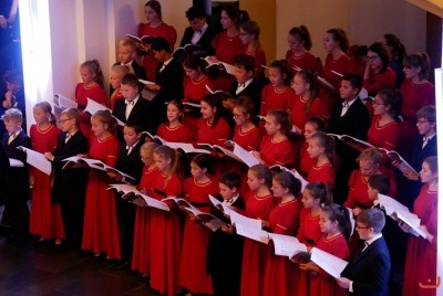 Blisko 1200 chórzystów i orkiestra symfoniczna Filharmonii Podkarpackiej to koncert galowy 9. Krajowego Kongresu Polskiej Federacji Pueri Cantores. 9 września o godz. 19.30 w Katedrze Rzeszowskiej podczas dwugodzinnego koncertu wystąpiły 33 chóry z Polski, Litwy, Łotwy, Ukrainy i Węgier oraz Orkiestra Symfoniczna Filharmonii Podkarpackiej. Muzykami dyrygowali: Wiesław Delimat i Marcin Florczak. Podczas koncertu uczestnicy wysłuchali utworów m.in. Haendla, Haydna oraz hymny kongresów Polskiej Federacji Pueri Cantores. Szczególnie oklaskiwane było premierowe wykonanie hymnu kongresu w Rzeszowie – utwór pt. „Da pacem, Domine” Dominika Lasoty – kompozytora z Rzeszowa. W koncercie uczestniczyli m.in.: bp Jan Wątroba, bp Kazimierz Górny i bp Edward Białogłowski. fot. ks. Tomasz Nowak