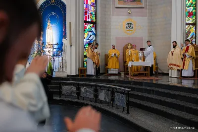 W Wielki Czwartek o godz. 10.00 w naszej Katedrze bp Jan Wątroba przewodniczył Mszy Krzyżma. Jest ona wyrazem jedności i wspólnoty duchowieństwa diecezji. Podczas tej Mszy Świętej biskup poświęcił olej chorych, katechumenów oraz olej krzyżma. Księża koncelebrujący z biskupem Eucharystię odnowili przyrzeczenia kapłańskie. W koncelebrze wzięli udział bp Kazimierz Górny, bp Edward Białogłowski oraz ponad 200 kapłanów z całej diecezji. W Eucharystii wzięli również udział licznie zebrani ministranci, lektorzy, animatorzy, ceremoniarze, członkowie scholi parafialnych i dziewczęcej służby maryjnej. Podczas Mszy Świętej zaśpiewał chór męski pod dyrekcją ks. Andrzeja Widaka. Przy organach zasiadł ks. Julian Wybraniec. fot. Piotr Szorc