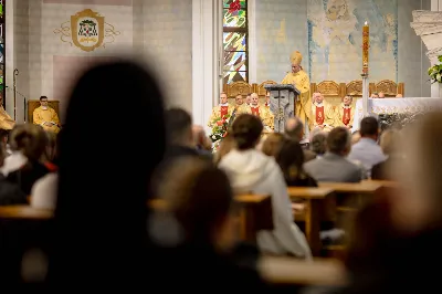 „Na swoje życie i swoje kapłaństwo trzeba popatrzeć w świetle Bożej miłości. Inaczej go nie pojmiemy ani my, ani ci, którzy będą na nas patrzeć” – mówił bp Jan Wątroba podczas Mszy św. z udzieleniem święceń prezbiteratu. 4 czerwca 2022 r. w kościele katedralnym jedenastu diakonów diecezji rzeszowskiej przyjęło sakrament kapłaństwa.
Do grona neoprezbiterów diecezji rzeszowskiej należą: ks. Sebastian Bełz z parafii w Nienadówce, ks. Krzysztof Lampart z parafii w Rudnej Wielkiej, ks. Mateusz Łachmanek z parafii w Lipinkach, ks. Karol Migut z parafii w Jasionce, ks. Marcin Murawski z parafii katedralnej w Rzeszowie, ks. Adrian Pazdan z parafii w Zagorzycach, ks. Tomasz Sienicki z parafii w Bieździedzy, ks. Dominik Świeboda z parafii w Palikówce, ks. Piotr Wąsacz z parafii bł. Władysława Findysza w Rzeszowie, ks. Mateusz Wojtuń z parafii w Święcanach oraz ks. Wiktor Zoła z parafii w Cieklinie.
Mszy św. przewodniczył i święceń udzielił bp Jan Wątroba. Eucharystię koncelebrowało około osiemdziesięciu księży, m.in: przełożeni Wyższego Seminarium Duchownego w Rzeszowie oraz proboszczowie i wikariusze z parafii rodzinnych neoprezbiterów. W Mszy św. uczestniczył abp Edward Nowak, bp Kazimierz Górny i bp Edward Białogłowski.
Zebranych w kościele katedralnym powitał ks. Krzysztof Gołąbek, proboszcz parafii.
W homilii bp Jan Wątroba nawiązał do słów z Ewangelii według św. Jana w których Chrystus tłumaczy co to znaczy być dobrym pasterzem. „Być kapłanem w Kościele Chrystusowym to znaczy mieć udział w Jego pasterskiej misji i stale upodabniać się do Dobrego Pasterza, który zna owce, karmi je, broni i jest gotów oddać życie dla ich dobra” – mówił hierarcha.
Po homilii odbył się obrzędy święceń: przyrzeczenie czci i posłuszeństwa Biskupowi Ordynariuszowi, Litania do Wszystkich Świętych podczas której kandydaci leżeli krzyżem, nałożenie rąk, modlitwa święceń oraz namaszczenie rąk krzyżmem i wręczenie chleba i wina. Podczas Liturgii Eucharystycznej nowo wyświęceni po raz pierwszy wyciągnęli dłonie nad chlebem i winem wypowiadając słowa konsekracji.
Na zakończenie Mszy św. ks. Tomasz Sienicki, podziękował w imieniu nowo wyświęconych wszystkim, którzy przyczynili się do przygotowania ich do kapłaństwa. Słowa wdzięczności, m.in. przełożonym Wyższego Seminarium Duchownego w Rzeszowie i rodzicom neoprezbiterów, wypowiedział bp Jan Wątroba. 
W drodze do zakrystii neoprezbiterzy zatrzymali się przy figurze Matki Bożej Fatimskiej zawierzając swoje kapłaństwo Matce Bożej.
W niedzielę, 5 czerwca, w Uroczystość Zesłania Ducha Świętego, neoprezbiterzy będą sprawować w swoich rodzinnych parafiach uroczyste Msze św. prymicyjne, a w najbliższych tygodniach otrzymają skierowania do parafii.

Fot. ks. Jakub Nagi oraz biala-wrona.pl
