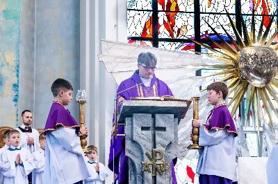 W III niedzielę Wielkiego Postu, 3 marca, podczas Mszy Świętej o godz. 12.00 ks. Krzysztof Gołąbek - proboszcz naszej Katedry, przyjął do grona Liturgicznej Służby Ołtarza dwunastu chłopców. Po odpowiednim przygotowaniu, pod czujnym okiem ks. Pawła Wójcika – opiekuna ministrantów oraz ceremoniarza Rafała Waszczaka i animatorów-praktykantów, otrzymali stopień ministranta choralisty, po raz pierwszy mogli ubrać kołnierzyki, a także otrzymali legitymacje ministranckie. To wielka radość dla naszej parafii. Gratulujemy chłopcom odwagi oraz życzymy wytrwałości w tym pięknym powołaniu, jakim jest służba przy Ołtarzu Pana Jezusa. Podczas Mszy Świętej zaśpiewała Dziewczęca Schola Katedralna.
Zapraszamy wszystkich chętnych chłopców do wstąpienia w szeregi katedralnej Liturgicznej Służby Ołtarza. Zainteresowanych prosimy o kontakt z ks. Pawłem Wójcikiem.
Rafał Waszczak
fot. Joanna Prasoł