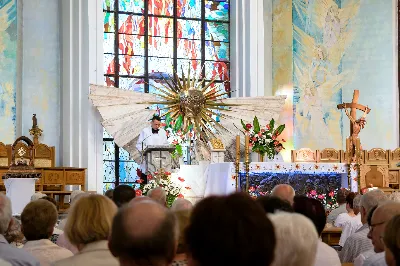 W czwartek 13 czerwca przeżywaliśmy uroczyste Nabożeństwo Fatimskie. Naszym modlitwom przewodniczył ks. Tadeusz Pindara. Kazanie wygłosił ks. Paweł Blat. O godz. 18.40 zostały przedstawione prośby i podziękowania do Matki Bożej Fatimskiej, w intencji których sprawowana była także Msza Święta. Po Mszy Świętej wyruszyła procesja z figurą Matki Bożej i relikwiami świętych Dzieci Fatimskich. Nabożeństwo zakończył Apel Jasnogórski. Dziękujemy parafii pw. Matki Bożej Częstochowskiej (Drabinianka) w Rzeszowie za przygotowanie liturgii oraz parafii pw. Miłosierdzia Bożego (Biała) za prowadzenie modlitwy różańcowej. fot. Joanna Prasoł 