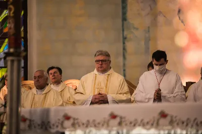 W poniedziałek 18 maja o godz. 18.00 w naszej Katedrze miało miejsce dziękczynienie w stulecie urodzin Karola Wojtyły – św. Jana Pawła II. W tym dniu dziękowaliśmy również i modliliśmy się w intencji naszych Księży Biskupów: Jana – z racji 20. rocznicy sakry biskupiej oraz Kazimierza – z racji 60. rocznicy święceń kapłańskich, a także w intencji naszego Księdza Infułata Stanisława w 60. rocznicę święceń kapłańskich. Eucharystii przewodniczył bp Jan Wątroba. Mszę św. koncelebrowali: bp Kazimierz Górny, bp Edward Białogłowski, infułaci: ks. Stanisław Mac i ks. Wiesław Szurek, księża dziekani oraz duchowni z różnych instytucji diecezji rzeszowskiej.  W Mszy św. uczestniczyły władze państwowe i samorządowe oraz służby mundurowe. fot. Dariusz Kamiński (fotografiarzeszow.com.pl)