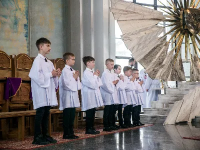 W V Niedzielę Wielkiego Postu, podczas Mszy Świętej o godz. 12:00, ks. Krzysztof Gołąbek – proboszcz naszej Katedry, przyjął do grona Liturgicznej Służby Ołtarza siedmiu nowych ministrantów. Po odpowiednim przygotowaniu, pod czujnym okiem ks. Pawła Wójcika oraz animatorów Adama i Miłosza, chłopcy otrzymali stopień ministranta choralisty – po raz pierwszy założyli kołnierzyki i otrzymali legitymacje ministranckie. To wyjątkowy moment i ogromna radość dla naszej wspólnoty! Podczas Mszy Świętej zaśpiewała Dziewczęca Schola Katedralna. Serdecznie gratulujemy chłopcom odwagi oraz życzymy wytrwałości w tej pięknej służbie przy Ołtarzu Pana Jezusa. Jeśli chcesz dołączyć do grona ministrantów – serdecznie zapraszamy! Zainteresowanych prosimy o kontakt z ks. Pawłem Wójcikiem.
fot. Antoni Ważny