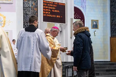 19 stycznia 2024 r. w katedrze rzeszowskiej została odprawiona Msza św. z okazji uroczystości św. Józefa Sebastiana Pelczara, głównego patrona diecezji rzeszowskiej. „Bóg prosi o serce człowieka – daj Mu serce swoje! Serce Jezusa jest nastrojone na ton miłości!” – mówił ks. Jerzy Buczek w homilii. Mszy św. przewodniczył bp Jan Wątroba Ordynariusz rzeszowski. Msze świętą koncelebrowali bp Kazimierz Górny, bp Edward Białogłowski wraz z kapłanami przybyłymi na tę uroczystość. Razem z nimi modlili się m.in. księża z Kapituły Katedralnej w Rzeszowie (której patronem jest św. J. S. Pelczar). Wśród osób konsekrowanych zgromadzonych w katedrze były siostry ze Zgromadzenia Służebnic Najświętszego Serca Jezusowego, które założył biskup z Korczyny. We wprowadzeniu ks. Krzysztof Gołąbek, proboszcz parafii katedralnej, mówił o wspólnocie Kościoła rzeszowskiego. „W dniu patronalnym diecezji rzeszowskiej, gdy czcimy naszego głównego patrona św. J.S. Pelczara gromadzimy się, aby przyzywając Jego orędownictwa modlić się za nasz Kościół lokalny, któremu na imię diecezja rzeszowska. Tworzymy tę wspólnotę na czele z bp. Janem, bp. Kazimierzem, bp. Edwardem, kapłanami, siostrami zakonnymi, osobami życia konsekrowanego i wiernymi świeckimi.” – powiedział duchowny. Homilię wygłosił ks. dr hab. Jerzy Buczek, Dyrektor Domu Księży Seniorów w Rzeszowie. Kaznodzieja wiele miejsca poświęcił na przywołanie nauczania bp. Józefa Sebastiana Pelczara oraz biografii Świętego, w której wskazał kilka przełomowych wydarzeń, które wpłynęły na jego życie duchowe i posługę biskupią. W nawiązaniu do odczytanej Liturgii Słowa, zauważył, że „przykazanie miłości, jakie Jezus zostawił Apostołom zrozumiał dobrze nasz patron – św. bp Józef S. Pelczar.” – mówił kaznodzieja. Nawiązując do nauczania św. Biskupa, przywołał fragment Jego dzieła „Życie duchowne, czyli doskonałość chrześcijańska”: Jeśli chcesz poznać ogrom tej miłości, rozważaj dzieła Boże, spełnione dla człowieka, a mianowicie trzy wieczne pomniki miłości: żłóbek, krzyż i ołtarz. Szczególnie stań pod krzyżem i przypatrz się miłości Ukrzyżowanego, przypatrz się Ukrzyżowanemu. Stań przed Przenajświętszym Sakramentem i rozważ to niezmierne wyniszczenie się Boga utajonego, tę ogromną ofiarę z siebie, to całkowite oddanie się człowiekowi z miłości bez granic. Wniknij potem do Serca Jezusowego i przypatrz się Jego miłości.” „Serce Jezusowe, w którym zakochał się ponad wszystko, i które miłował z całego swego serca, ze wszystkich sił i z całej duszy, wzywa nas do odpowiedzi naszą miłością. A często nasze serce zamyka się w skorupie miłości własnej. Bóg prosi o serce człowieka – daj Mu serce swoje!” – wzywał kaznodzieja. Podczas homilii ks. Jerzy Buczek mówił m.in. o patriotyzmie bp. Pelczara, przywołując Jego orędzie do duchowieństwa diecezji przemyskiej z 1919 roku: „Prócz miłości Pana Boga i dusz polecam wam nader gorąco miłość dwu Matek duchowych: Kościoła i Ojczyzny. Bądźmy gotowi do ofiar z naszych modlitw, z naszej pracy i z naszego grosza, by zapewnić Ojczyźnie lepszą przyszłość. Troszczmy się o duchowe odrodzenia Narodu, bo na cóż by się przydało ogłoszenie niepodległości Rzeczypospolitej, gdyby jej duszę toczyła gangrena wad, które by wkrótce sprowadziły nowe klęski.” Kończąc homilię, kaznodzieja zwrócił się do zgromadzonych wiernych, aby na wzór naszego Patrona zakochać się w Sercu Jezusa. „Niech nasze serce bije rytmem Serca jezusowego” – zachęcał kaznodzieja. Na zakończenie Eucharystii do zgromadzonych wiernych w rzeszowskiej katedrze oraz do słuchaczy Katolickiego Radia Via, które transmitowało tę uroczystość zwrócił się bp. Jan Wątroba. fot. Joanna Prasoł