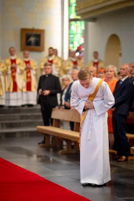 „Na swoje życie i swoje kapłaństwo trzeba popatrzeć w świetle Bożej miłości. Inaczej go nie pojmiemy ani my, ani ci, którzy będą na nas patrzeć” – mówił bp Jan Wątroba podczas Mszy św. z udzieleniem święceń prezbiteratu. 4 czerwca 2022 r. w kościele katedralnym jedenastu diakonów diecezji rzeszowskiej przyjęło sakrament kapłaństwa.
Do grona neoprezbiterów diecezji rzeszowskiej należą: ks. Sebastian Bełz z parafii w Nienadówce, ks. Krzysztof Lampart z parafii w Rudnej Wielkiej, ks. Mateusz Łachmanek z parafii w Lipinkach, ks. Karol Migut z parafii w Jasionce, ks. Marcin Murawski z parafii katedralnej w Rzeszowie, ks. Adrian Pazdan z parafii w Zagorzycach, ks. Tomasz Sienicki z parafii w Bieździedzy, ks. Dominik Świeboda z parafii w Palikówce, ks. Piotr Wąsacz z parafii bł. Władysława Findysza w Rzeszowie, ks. Mateusz Wojtuń z parafii w Święcanach oraz ks. Wiktor Zoła z parafii w Cieklinie.
Mszy św. przewodniczył i święceń udzielił bp Jan Wątroba. Eucharystię koncelebrowało około osiemdziesięciu księży, m.in: przełożeni Wyższego Seminarium Duchownego w Rzeszowie oraz proboszczowie i wikariusze z parafii rodzinnych neoprezbiterów. W Mszy św. uczestniczył abp Edward Nowak, bp Kazimierz Górny i bp Edward Białogłowski.
Zebranych w kościele katedralnym powitał ks. Krzysztof Gołąbek, proboszcz parafii.
W homilii bp Jan Wątroba nawiązał do słów z Ewangelii według św. Jana w których Chrystus tłumaczy co to znaczy być dobrym pasterzem. „Być kapłanem w Kościele Chrystusowym to znaczy mieć udział w Jego pasterskiej misji i stale upodabniać się do Dobrego Pasterza, który zna owce, karmi je, broni i jest gotów oddać życie dla ich dobra” – mówił hierarcha.
Po homilii odbył się obrzędy święceń: przyrzeczenie czci i posłuszeństwa Biskupowi Ordynariuszowi, Litania do Wszystkich Świętych podczas której kandydaci leżeli krzyżem, nałożenie rąk, modlitwa święceń oraz namaszczenie rąk krzyżmem i wręczenie chleba i wina. Podczas Liturgii Eucharystycznej nowo wyświęceni po raz pierwszy wyciągnęli dłonie nad chlebem i winem wypowiadając słowa konsekracji.
Na zakończenie Mszy św. ks. Tomasz Sienicki, podziękował w imieniu nowo wyświęconych wszystkim, którzy przyczynili się do przygotowania ich do kapłaństwa. Słowa wdzięczności, m.in. przełożonym Wyższego Seminarium Duchownego w Rzeszowie i rodzicom neoprezbiterów, wypowiedział bp Jan Wątroba. 
W drodze do zakrystii neoprezbiterzy zatrzymali się przy figurze Matki Bożej Fatimskiej zawierzając swoje kapłaństwo Matce Bożej.
W niedzielę, 5 czerwca, w Uroczystość Zesłania Ducha Świętego, neoprezbiterzy będą sprawować w swoich rodzinnych parafiach uroczyste Msze św. prymicyjne, a w najbliższych tygodniach otrzymają skierowania do parafii.

Fot. ks. Jakub Nagi oraz biala-wrona.pl
