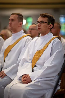 „Na swoje życie i swoje kapłaństwo trzeba popatrzeć w świetle Bożej miłości. Inaczej go nie pojmiemy ani my, ani ci, którzy będą na nas patrzeć” – mówił bp Jan Wątroba podczas Mszy św. z udzieleniem święceń prezbiteratu. 4 czerwca 2022 r. w kościele katedralnym jedenastu diakonów diecezji rzeszowskiej przyjęło sakrament kapłaństwa.
Do grona neoprezbiterów diecezji rzeszowskiej należą: ks. Sebastian Bełz z parafii w Nienadówce, ks. Krzysztof Lampart z parafii w Rudnej Wielkiej, ks. Mateusz Łachmanek z parafii w Lipinkach, ks. Karol Migut z parafii w Jasionce, ks. Marcin Murawski z parafii katedralnej w Rzeszowie, ks. Adrian Pazdan z parafii w Zagorzycach, ks. Tomasz Sienicki z parafii w Bieździedzy, ks. Dominik Świeboda z parafii w Palikówce, ks. Piotr Wąsacz z parafii bł. Władysława Findysza w Rzeszowie, ks. Mateusz Wojtuń z parafii w Święcanach oraz ks. Wiktor Zoła z parafii w Cieklinie.
Mszy św. przewodniczył i święceń udzielił bp Jan Wątroba. Eucharystię koncelebrowało około osiemdziesięciu księży, m.in: przełożeni Wyższego Seminarium Duchownego w Rzeszowie oraz proboszczowie i wikariusze z parafii rodzinnych neoprezbiterów. W Mszy św. uczestniczył abp Edward Nowak, bp Kazimierz Górny i bp Edward Białogłowski.
Zebranych w kościele katedralnym powitał ks. Krzysztof Gołąbek, proboszcz parafii.
W homilii bp Jan Wątroba nawiązał do słów z Ewangelii według św. Jana w których Chrystus tłumaczy co to znaczy być dobrym pasterzem. „Być kapłanem w Kościele Chrystusowym to znaczy mieć udział w Jego pasterskiej misji i stale upodabniać się do Dobrego Pasterza, który zna owce, karmi je, broni i jest gotów oddać życie dla ich dobra” – mówił hierarcha.
Po homilii odbył się obrzędy święceń: przyrzeczenie czci i posłuszeństwa Biskupowi Ordynariuszowi, Litania do Wszystkich Świętych podczas której kandydaci leżeli krzyżem, nałożenie rąk, modlitwa święceń oraz namaszczenie rąk krzyżmem i wręczenie chleba i wina. Podczas Liturgii Eucharystycznej nowo wyświęceni po raz pierwszy wyciągnęli dłonie nad chlebem i winem wypowiadając słowa konsekracji.
Na zakończenie Mszy św. ks. Tomasz Sienicki, podziękował w imieniu nowo wyświęconych wszystkim, którzy przyczynili się do przygotowania ich do kapłaństwa. Słowa wdzięczności, m.in. przełożonym Wyższego Seminarium Duchownego w Rzeszowie i rodzicom neoprezbiterów, wypowiedział bp Jan Wątroba. 
W drodze do zakrystii neoprezbiterzy zatrzymali się przy figurze Matki Bożej Fatimskiej zawierzając swoje kapłaństwo Matce Bożej.
W niedzielę, 5 czerwca, w Uroczystość Zesłania Ducha Świętego, neoprezbiterzy będą sprawować w swoich rodzinnych parafiach uroczyste Msze św. prymicyjne, a w najbliższych tygodniach otrzymają skierowania do parafii.

Fot. ks. Jakub Nagi oraz biala-wrona.pl
