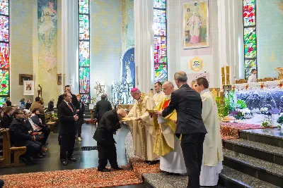 Uroczystość Chrystusa Króla to także święto Akcji Katolickiej i KSM-u. Centralnej uroczystości w Katedrze przewodniczył biskup diecezjalny Jan Wątroba. Eucharystię koncelebrowało 25 księży, wśród nich ks. Stanisław Potera – asystent diecezjalny AK i ks. Tomasz Ryczek – asystent diecezjalny KSM. Po wyznaniu wiary 88 młodych osób złożyło przyrzeczenie Katolickiego Stowarzyszenia Młodzieży. Obrzęd przyrzeczenia prowadził Paweł Grodzki – prezes KSM Diecezji Rzeszowskiej. Ceremonia zakończyła się odśpiewaniem hymnu KSM i zawołaniem: „Przez cnotę, naukę i pracę, służyć Bogu i Ojczyźnie, Gotów!”

Po Komunii św. bp Jan Wątroba, razem z ks. Stanisławem Poterą, wręczył nominacje 20 nowym prezesom oddziałów parafialnych Akcji Katolickiej. Krótkie przemówienia wypowiedzieli kolejno: Jeremi Kalkowski – prezes Zarządu Diecezjalnego Instytutu AK i Paweł Grodzki.

Po Komunii św. wszyscy zebrani uklękli przed Najświętszym Sakramentem. Biskup Ordynariusz odczytał Jubileuszowy Akt Przyjęcia Jezusa Chrystusa za Króla i Pana.

Po Mszy św. bp Jan Wątroba wręczył odznaki i legitymacje nowym członkom KSM.

fot. Fotografiarzeszow