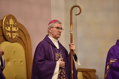 Mszy św. w Środę Popielcową na rozpoczęcie Wielkiego Postu w katedrze rzeszowskiej przewodniczył bp Jan Wątroba. Eucharystię koncelebrowali: ks. Łukasz Cyrnek, ks. Krzysztof Golas, ks. Krzysztof Gołąbek, ks. Sławomir Jeziorski, ks. Dominik Kiełb, ks. Jakub Nagi i ks. Nikodem Rybczyk.
Homilię wygłosił ks. Julian Wybraniec, wikariusz parafii katedralnej. Kaznodzieja w rozważaniu mówił o symbolice popiołu, którym w Środę Popielcową posypuje się głowy uczestników liturgii.
Po homilii odbył się obrzęd wybrania i wpisania imion do księgi katechumenów dwóch kobiet, które, jako dorosłe, przygotowują się do przyjęcia sakramentów inicjacji chrześcijańskiej.
Następnie odbył się obrzęd posypania popiołem.
Podczas Mszy św. posługę muzyczną pełniła Katedralna Schola Liturgiczna. Eucharystia była transmitowana przez Katolickie Radio VIA.
fot. ks. Jakub Oczkowicz