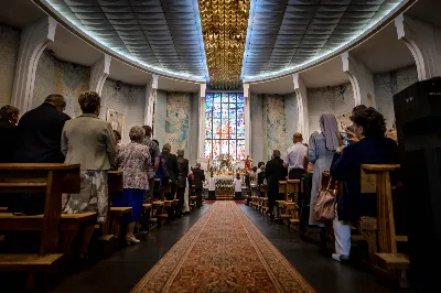 „Na swoje życie i swoje kapłaństwo trzeba popatrzeć w świetle Bożej miłości. Inaczej go nie pojmiemy ani my, ani ci, którzy będą na nas patrzeć” – mówił bp Jan Wątroba podczas Mszy św. z udzieleniem święceń prezbiteratu. 4 czerwca 2022 r. w kościele katedralnym jedenastu diakonów diecezji rzeszowskiej przyjęło sakrament kapłaństwa.
Do grona neoprezbiterów diecezji rzeszowskiej należą: ks. Sebastian Bełz z parafii w Nienadówce, ks. Krzysztof Lampart z parafii w Rudnej Wielkiej, ks. Mateusz Łachmanek z parafii w Lipinkach, ks. Karol Migut z parafii w Jasionce, ks. Marcin Murawski z parafii katedralnej w Rzeszowie, ks. Adrian Pazdan z parafii w Zagorzycach, ks. Tomasz Sienicki z parafii w Bieździedzy, ks. Dominik Świeboda z parafii w Palikówce, ks. Piotr Wąsacz z parafii bł. Władysława Findysza w Rzeszowie, ks. Mateusz Wojtuń z parafii w Święcanach oraz ks. Wiktor Zoła z parafii w Cieklinie.
Mszy św. przewodniczył i święceń udzielił bp Jan Wątroba. Eucharystię koncelebrowało około osiemdziesięciu księży, m.in: przełożeni Wyższego Seminarium Duchownego w Rzeszowie oraz proboszczowie i wikariusze z parafii rodzinnych neoprezbiterów. W Mszy św. uczestniczył abp Edward Nowak, bp Kazimierz Górny i bp Edward Białogłowski.
Zebranych w kościele katedralnym powitał ks. Krzysztof Gołąbek, proboszcz parafii.
W homilii bp Jan Wątroba nawiązał do słów z Ewangelii według św. Jana w których Chrystus tłumaczy co to znaczy być dobrym pasterzem. „Być kapłanem w Kościele Chrystusowym to znaczy mieć udział w Jego pasterskiej misji i stale upodabniać się do Dobrego Pasterza, który zna owce, karmi je, broni i jest gotów oddać życie dla ich dobra” – mówił hierarcha.
Po homilii odbył się obrzędy święceń: przyrzeczenie czci i posłuszeństwa Biskupowi Ordynariuszowi, Litania do Wszystkich Świętych podczas której kandydaci leżeli krzyżem, nałożenie rąk, modlitwa święceń oraz namaszczenie rąk krzyżmem i wręczenie chleba i wina. Podczas Liturgii Eucharystycznej nowo wyświęceni po raz pierwszy wyciągnęli dłonie nad chlebem i winem wypowiadając słowa konsekracji.
Na zakończenie Mszy św. ks. Tomasz Sienicki, podziękował w imieniu nowo wyświęconych wszystkim, którzy przyczynili się do przygotowania ich do kapłaństwa. Słowa wdzięczności, m.in. przełożonym Wyższego Seminarium Duchownego w Rzeszowie i rodzicom neoprezbiterów, wypowiedział bp Jan Wątroba. 
W drodze do zakrystii neoprezbiterzy zatrzymali się przy figurze Matki Bożej Fatimskiej zawierzając swoje kapłaństwo Matce Bożej.
W niedzielę, 5 czerwca, w Uroczystość Zesłania Ducha Świętego, neoprezbiterzy będą sprawować w swoich rodzinnych parafiach uroczyste Msze św. prymicyjne, a w najbliższych tygodniach otrzymają skierowania do parafii.

Fot. ks. Jakub Nagi oraz biala-wrona.pl
