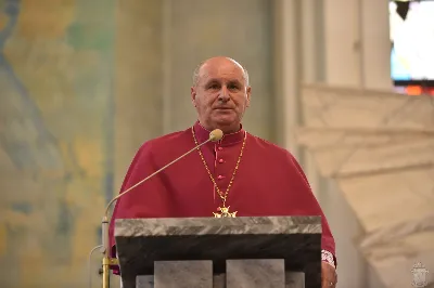 18 maja 2025 r., w katedrze rzeszowskiej celebrowano Eucharystię z okazji 25. rocznicy przyjęcia sakry biskupiej przez bp. Jana Wątrobę. Mszy św. przewodniczył Biskup Rzeszowski, zaś w koncelebrze wzięli udział: abp Józef Michalik, abp Adam Szal, bp Edward Białogłowski, bp Kazimierz Górny, bp Stanisław Jamrozek, bp Marian Rojek, bp Jan Śrutwa oraz kilkudziesięciu kapłanów. W Eucharystii uczestniczyły liczne delegacje osób życia konsekrowanego, przedstawiciele instytucji, fundacji i stowarzyszeń kościelnych. W katedrze rzeszowskiej obecni byli również parlamentarzyści sejmu i senatu, władze wojewódzkie, samorządowe, władze Rzeszowa, rektorzy wyższych uczelni, dyrektorzy instutucji regionalnych, kuratorium oświaty, a także szpitali. Homilię wygłosił bp Edward Białogłowski, biskup pomocniczy senior, który podkreślił, że świętowanie srebrnego jubileuszu Biskupa Rzeszowskiego wpisuje się w przeżywanie Roku Świętego, ale także kolejną rocznicę urodzin św. Jana Pawła II, rocznicę bitwy pod Monte Cassino, inaugurację pontyfikatu Ojca Świętego Leona XIV oraz rocznicę beatyfikacji Józef Sebastiana Pelczara. Na zakończenie liturgii Karolina i Dariusz Kosakowie z dziećmi, jako przedstawiciele diecezjan, przekazali życzenia Jubilatowi. W uroczystej liturgii wzięło udział kilkuset muzyków, chórzystów i członków orkiestr, którzy brali udział w projekcie „Podkarpacie śladami św. Jana Pawła II”. Przedsięwzięcie zostało zorganizowane przez Polski Związek Chórów i Orkiestr – Oddział w Rzeszowie. fot. ks. Jakub Oczkowicz