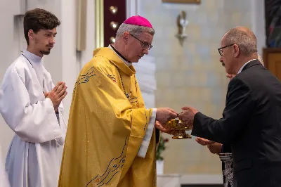 W piątek (16 czerwca) obchodziliśmy uroczystość Najświętszego Serca Pana Jezusa – dzień odpustu w Katedrze Rzeszowskiej. O godz. 18.00 została odprawiona uroczysta Msza Święta, której przewodniczył bp Jan Wątroba. Po Mszy Świętej Biskup poświęcił tablicę upamiętniającą życie i dzieło śp. Ks. Infułata Stanisława Maca. 
Po jego śmierci w 2020 roku, Ksiądz Proboszcz Krzysztof Gołąbek wraz z Parafialną Radą Duszpasterską postanowił stworzyć tablicę pamiątkową poświęconą śp. Księdzu Infułatowi. 
Istnieje już takowa poświęcona budowniczym i architektom, przygotowana jeszcze za życia ks. Maca, przez Niego zaprojektowana i umieszczona na Jego prośbę w szeregu pamiątkowych tablic przed wejściem do dolnego kościoła, ale chciano upamiętnić osobę i dzieło tej świątyni tablicą bardziej okazałą przy wejściu głównym. W szafie z pamiątkami po Ks. Infułacie odnaleziono wyzłocone serce i tak zrodziła się myśl, by umieścić to serce w pamiątkowej tablicy jako symbol wiary tego kapłana, jego czci wobec Bożego Serca i troski o świątynię dedykowaną Najświętszemu Sercu Pana Jezusa.
W książce pt. „Komu bije Dzwon Wolności” ks. Stanisław Mac zapisał: „Staram się zgodnie z testamentem zawartym w akcie erekcyjnym pod budowę kościoła, aby w tej świątyni po wsze czasy rozkwitał kult do Najświętszego Serca Pana Jezusa jako źródła miłości i dobroci”. 
Niech ta tablica będzie wyrazem naszej czci i pamięci wobec osoby Ks. Infułata, Jego dzieła i poświęcenia dla chwały Bożego Serca.
fot. Joanna Prasoł