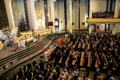 W liturgiczne święto św. Jana Apostoła i Ewangelisty, w katedrze rzeszowskiej duchowni i świeccy modlili się w intencji bp. Jana Wątroby. Eucharystię, której przewodniczył Solenizant, koncelebrowali: bp Kazimierz Górny, bp Edward Białogłowski oraz 56 księży.  fot. Dariusz Kamiński (https://fotografiarzeszow.com.pl)