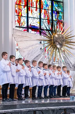 W III niedzielę Wielkiego Postu, 3 marca, podczas Mszy Świętej o godz. 12.00 ks. Krzysztof Gołąbek - proboszcz naszej Katedry, przyjął do grona Liturgicznej Służby Ołtarza dwunastu chłopców. Po odpowiednim przygotowaniu, pod czujnym okiem ks. Pawła Wójcika – opiekuna ministrantów oraz ceremoniarza Rafała Waszczaka i animatorów-praktykantów, otrzymali stopień ministranta choralisty, po raz pierwszy mogli ubrać kołnierzyki, a także otrzymali legitymacje ministranckie. To wielka radość dla naszej parafii. Gratulujemy chłopcom odwagi oraz życzymy wytrwałości w tym pięknym powołaniu, jakim jest służba przy Ołtarzu Pana Jezusa. Podczas Mszy Świętej zaśpiewała Dziewczęca Schola Katedralna.
Zapraszamy wszystkich chętnych chłopców do wstąpienia w szeregi katedralnej Liturgicznej Służby Ołtarza. Zainteresowanych prosimy o kontakt z ks. Pawłem Wójcikiem.
Rafał Waszczak
fot. Joanna Prasoł